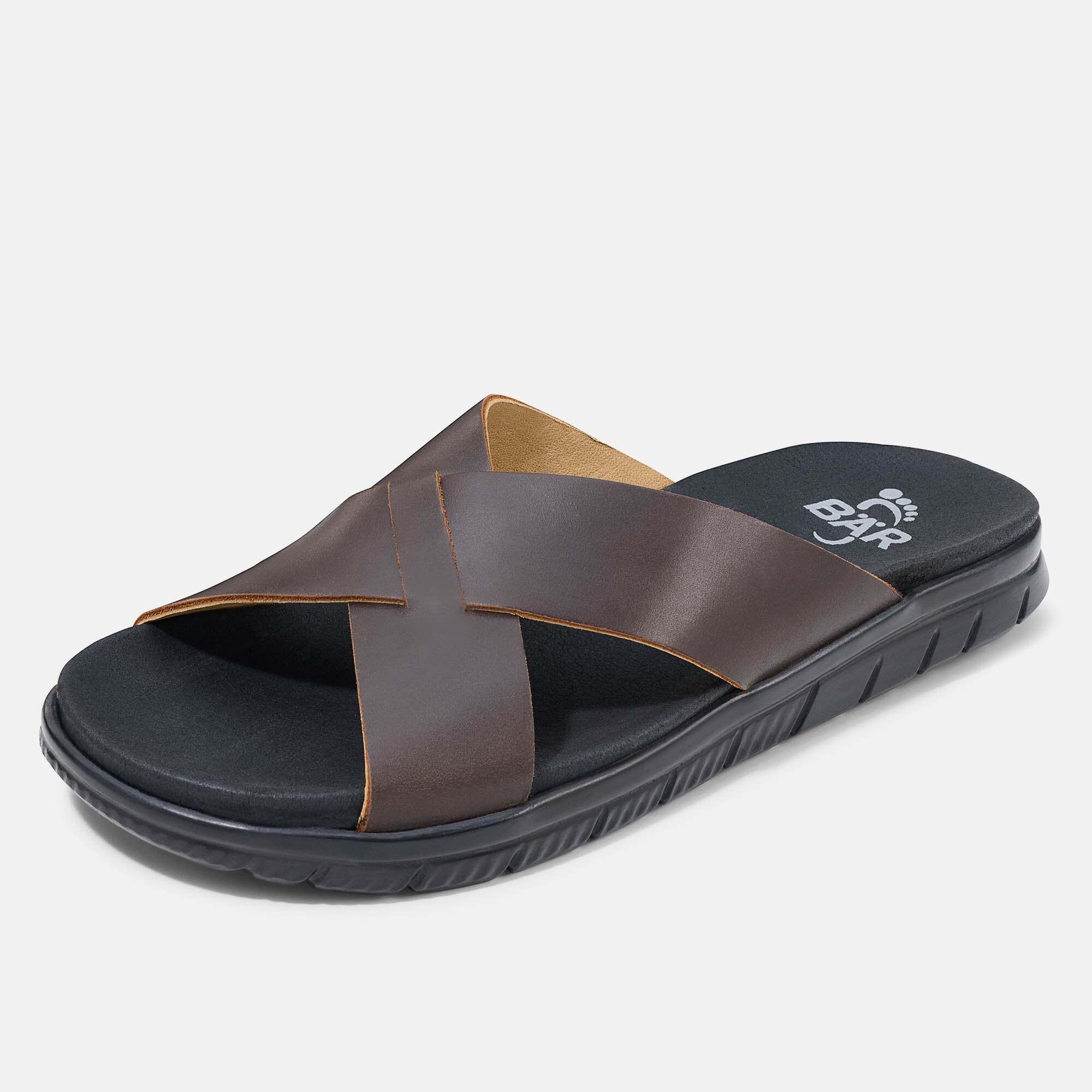 Braune Leder-Sandale mit gekreuzten Riemen, von vorne gesehen.