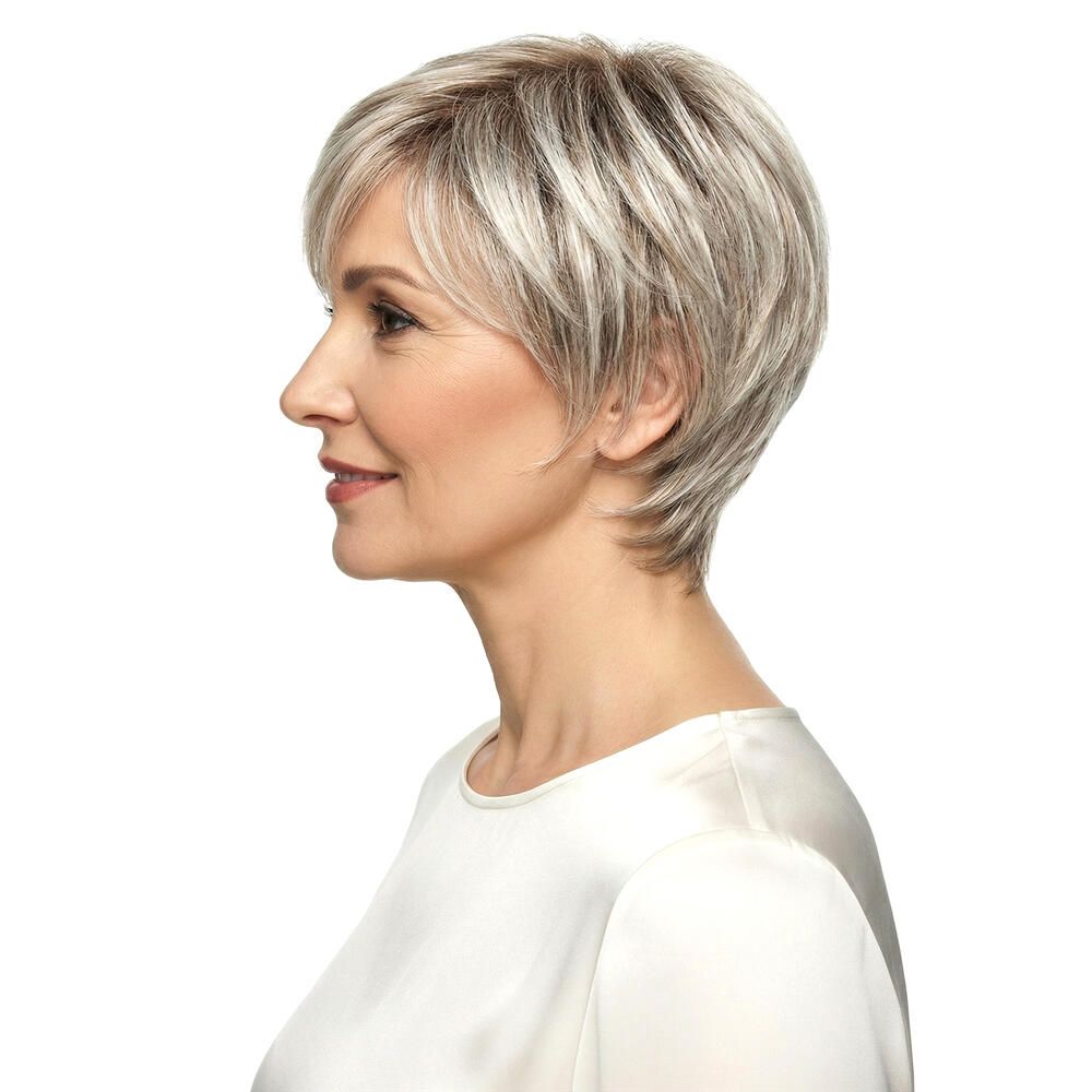 Kurzhaarperücke mit blonden Strähnen, Seitenansicht einer Frau. Helles Oberteil, weißer Hintergrund.