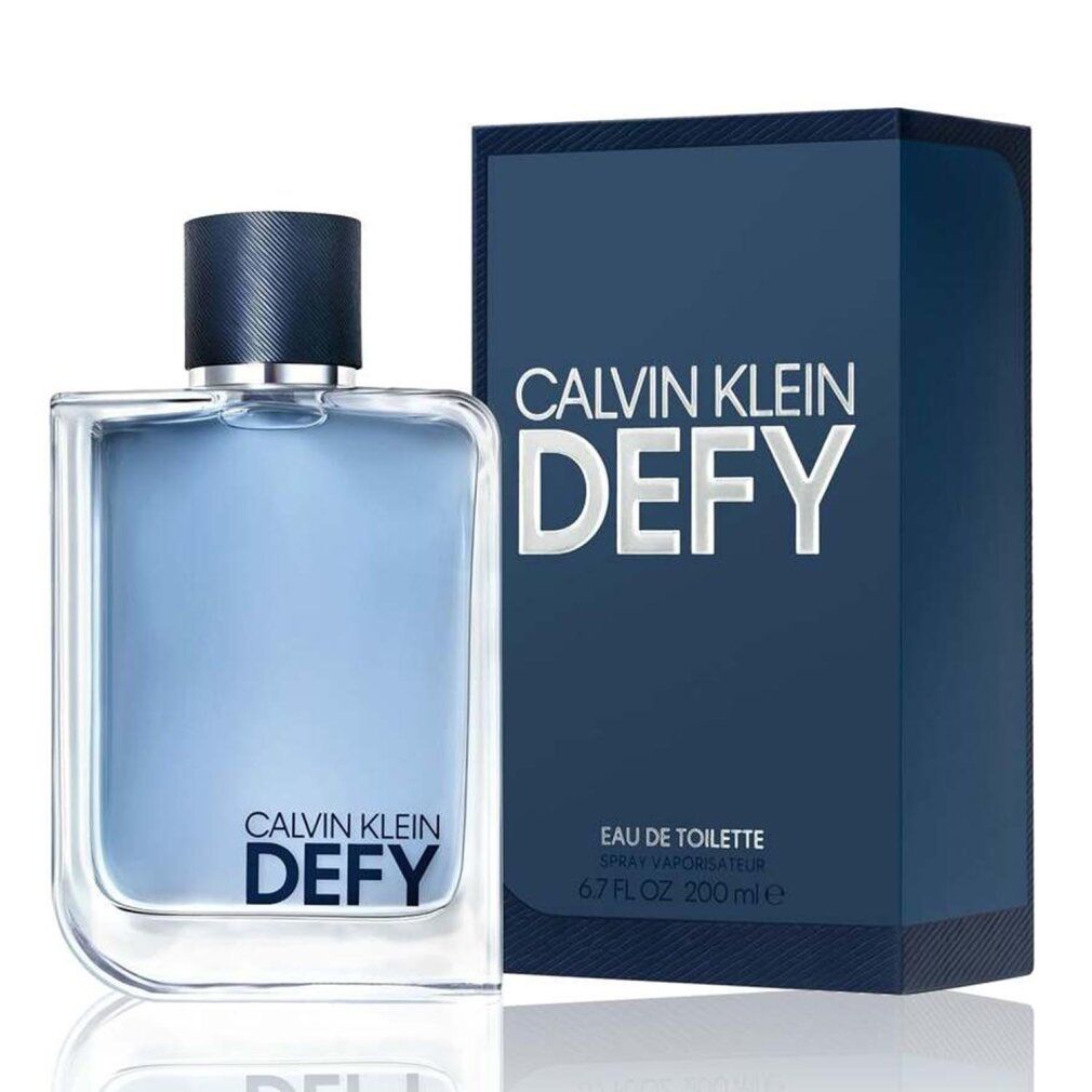Calvin Klein Defy Eau de Toilette Spray. Flakon und Verpackung. Blaue Flüssigkeit, blauer Deckel. Verpackung mit Schriftzug.