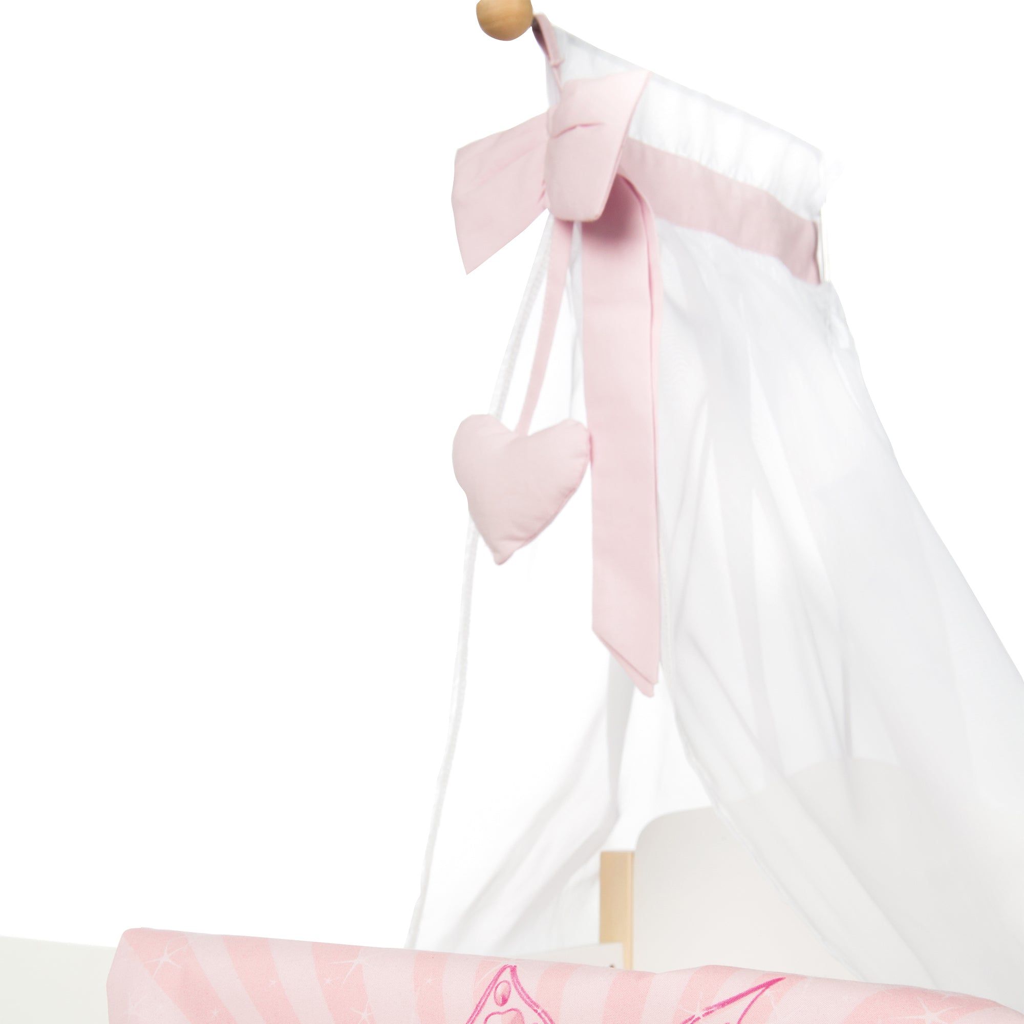Weißer Betthimmel mit rosa Schleife und Herz. Holzpfosten. Rosa Stoffband. Teilansicht des Bettes mit rosa Bettwäsche.