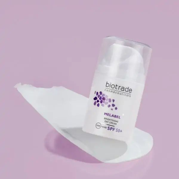 Creme-Flasche auf weißem Papier. Aufschrift: Biotrade, Melabel, Brightening Day Cream, SPF 50+.