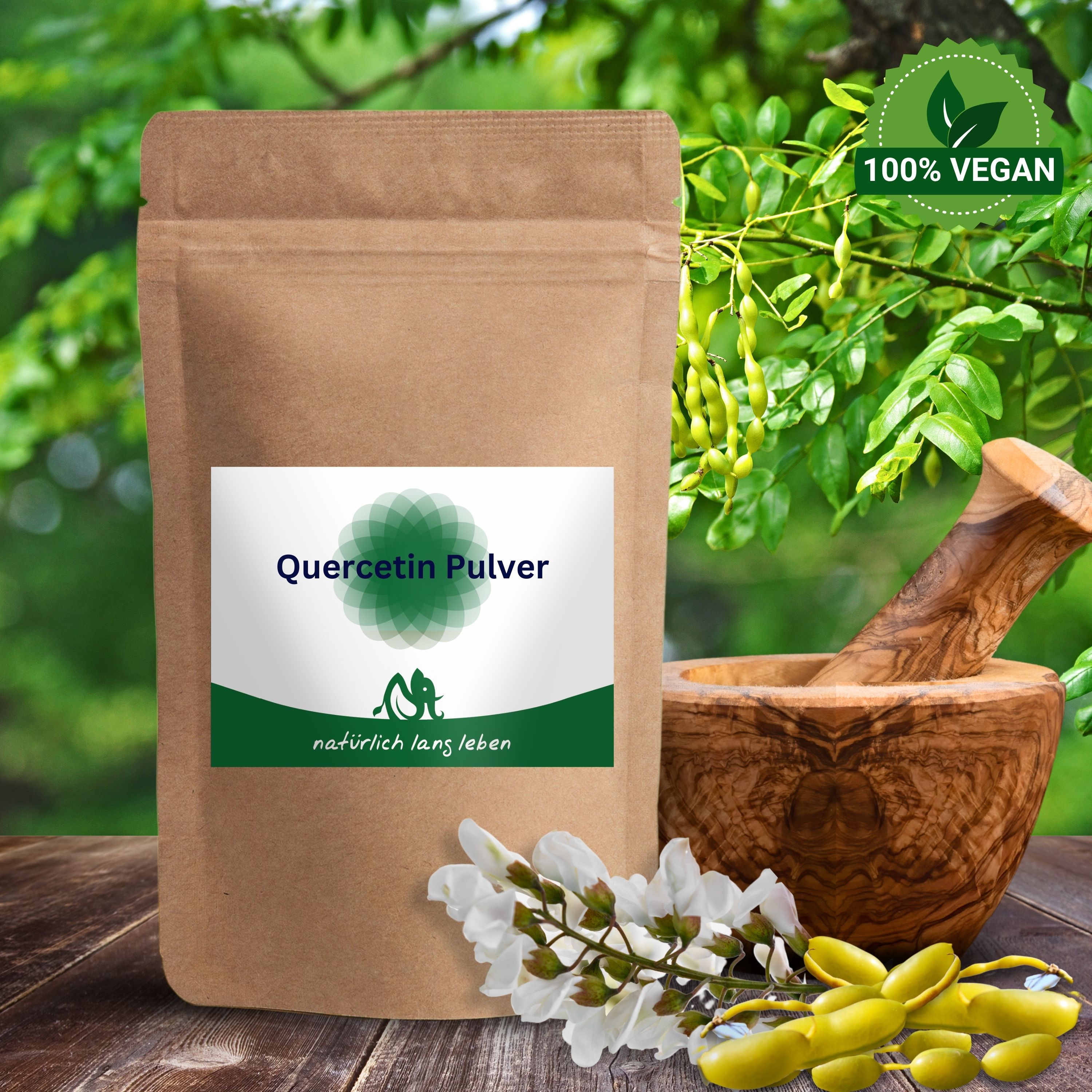 Produktverpackung mit Quercetin Pulver. Holzschale und Mörser, Blütenzweig. 100% vegan Zertifizierung.