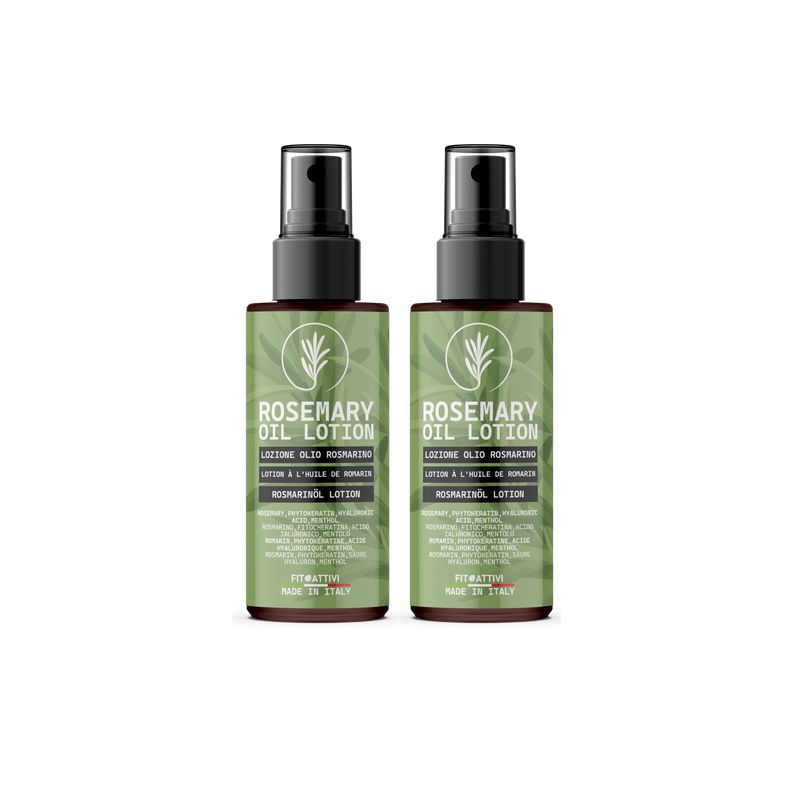 Zwei Flaschen mit schwarzem Sprühkopf und grünem Etikett. Aufschrift: Rosemary Oil Lotion. Hergestellt in Italien.