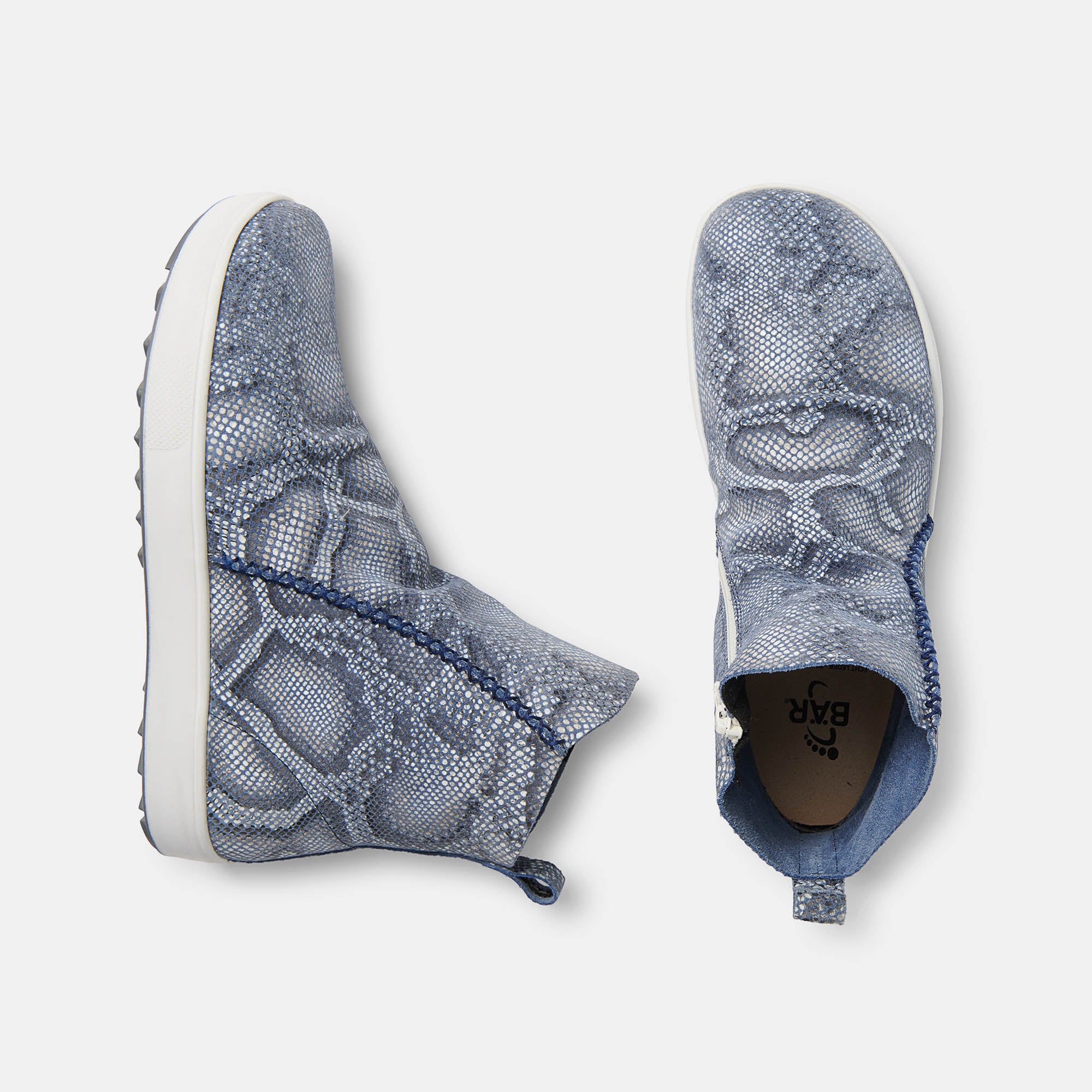 Draufsicht auf zwei blaue Stiefeletten mit Schlangenmuster. Weiße Sohle, Reißverschluss, Logo.