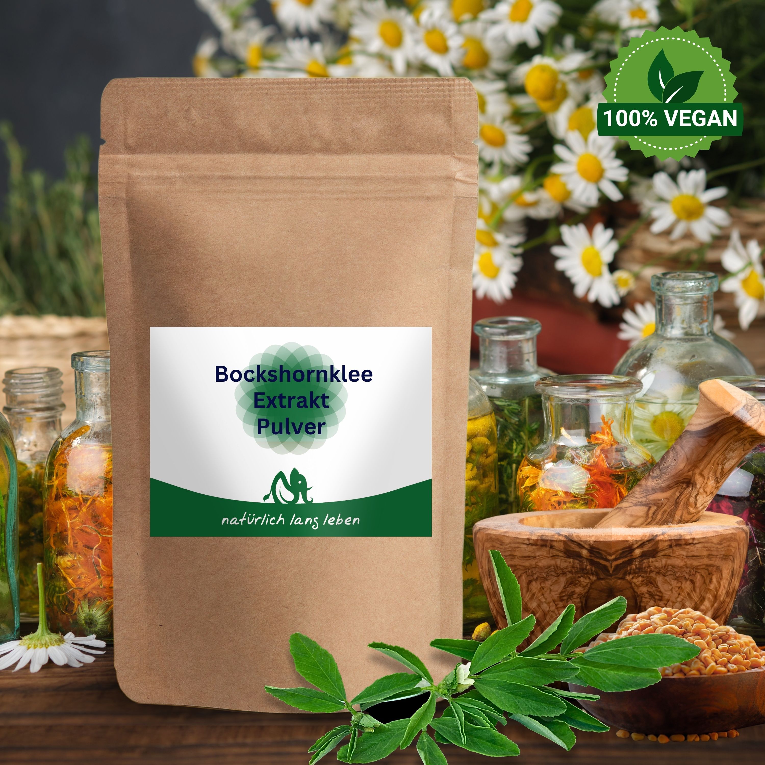 Braune Papierverpackung mit weißem Etikett. Aufschrift: Bockshornklee Extrakt Pulver. Logo und Schriftzug: natürlich lang leben. Hintergrund: Kräuter und Flaschen.