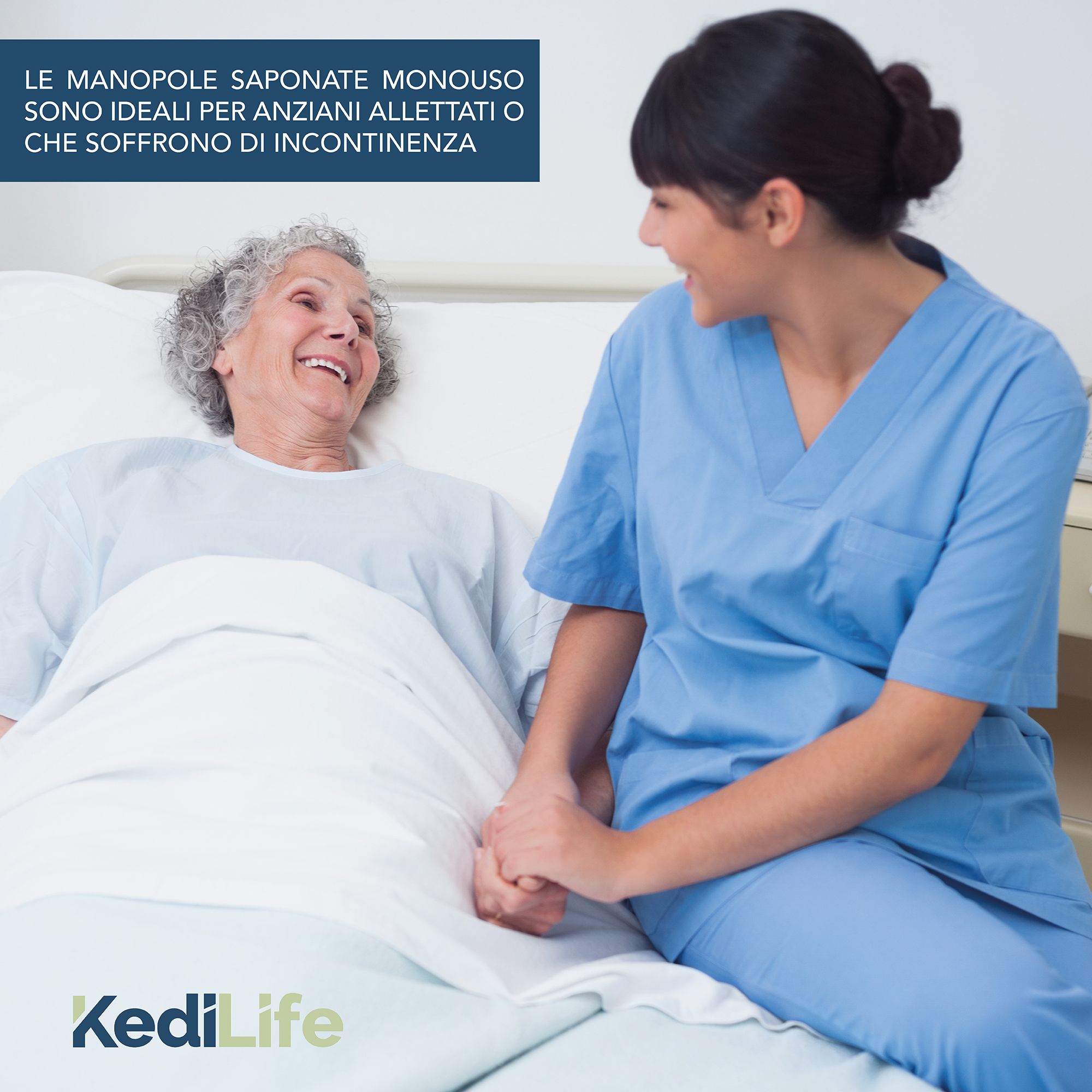 Ältere Frau im Bett, die von einer Krankenschwester betreut wird. Text: Einweg-Waschhandschuhe sind ideal für ältere Menschen. Marke: KediLife.
