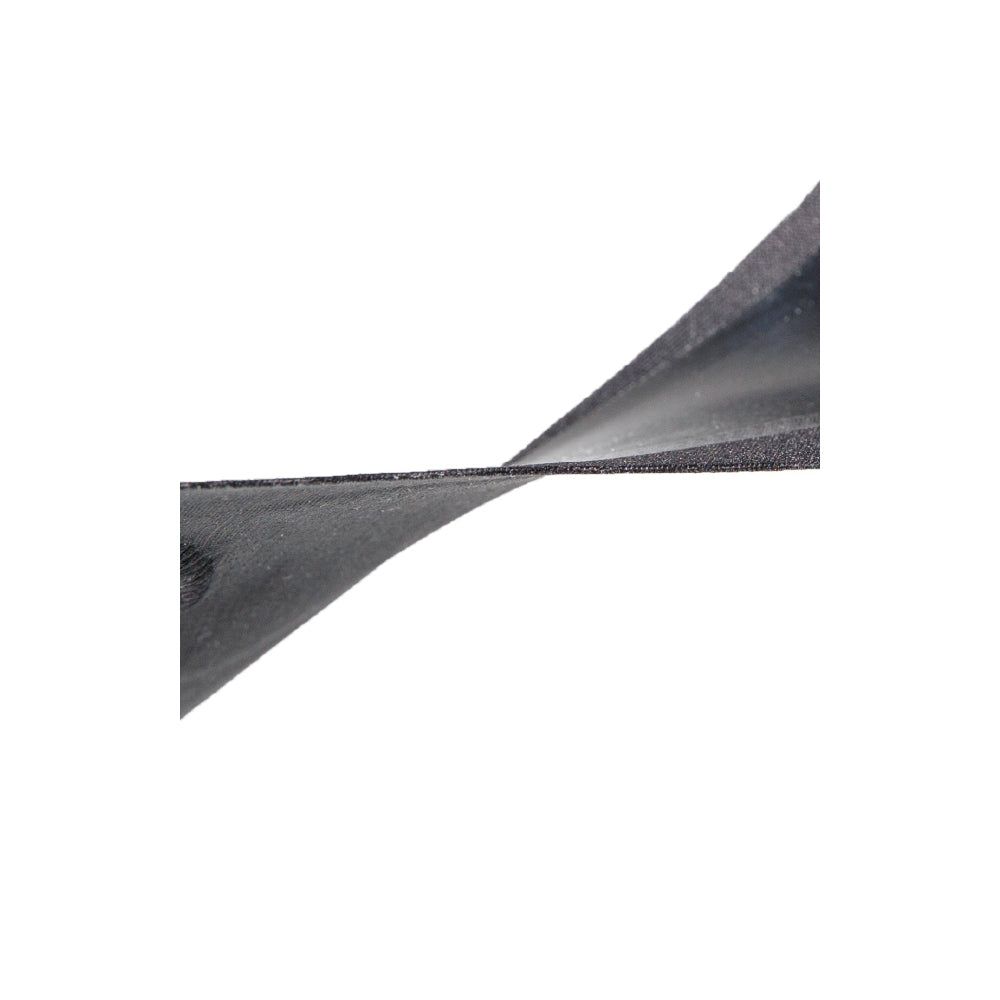 Querschnitt durch das Material der Bandage. Schwarzes, elastisches Material.