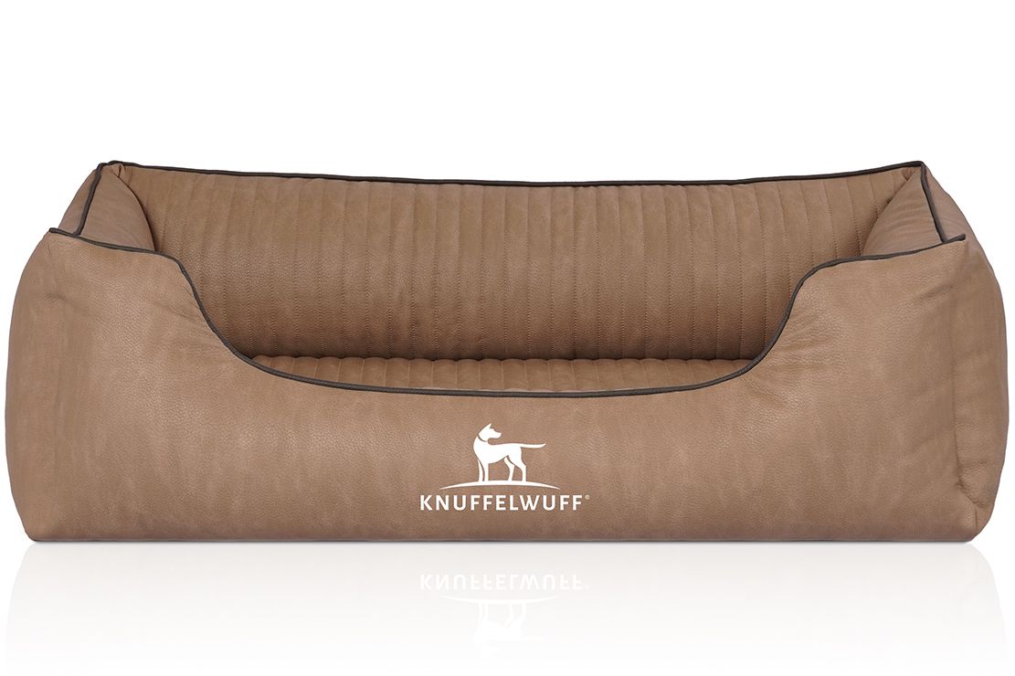 Orthopädisches Hundebett Tampa, braun. Rechteckige Form mit erhöhten Seiten. Knuffelwuff Logo. Schwarze Kontrastnähte.