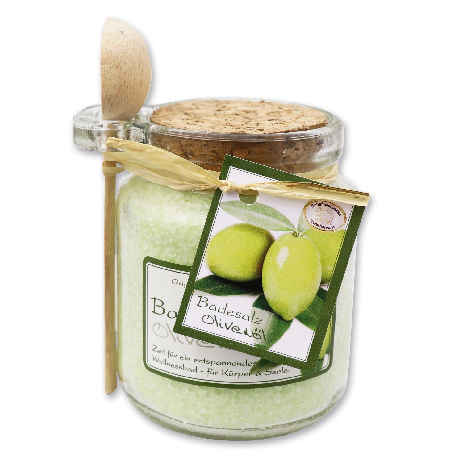 Glas mit Badesalz, Olivenöl. Holzlöffel, Korken, Etikett mit Olivenabbildung.