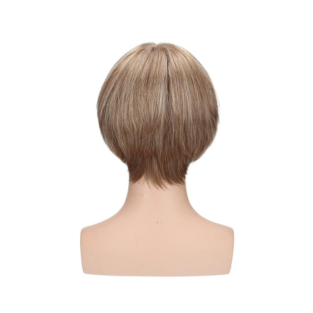 Perücke Victoria, blond mit Pony, auf einem Schaufensterkopf. Rückansicht. Kurzes, gestuftes Haar.