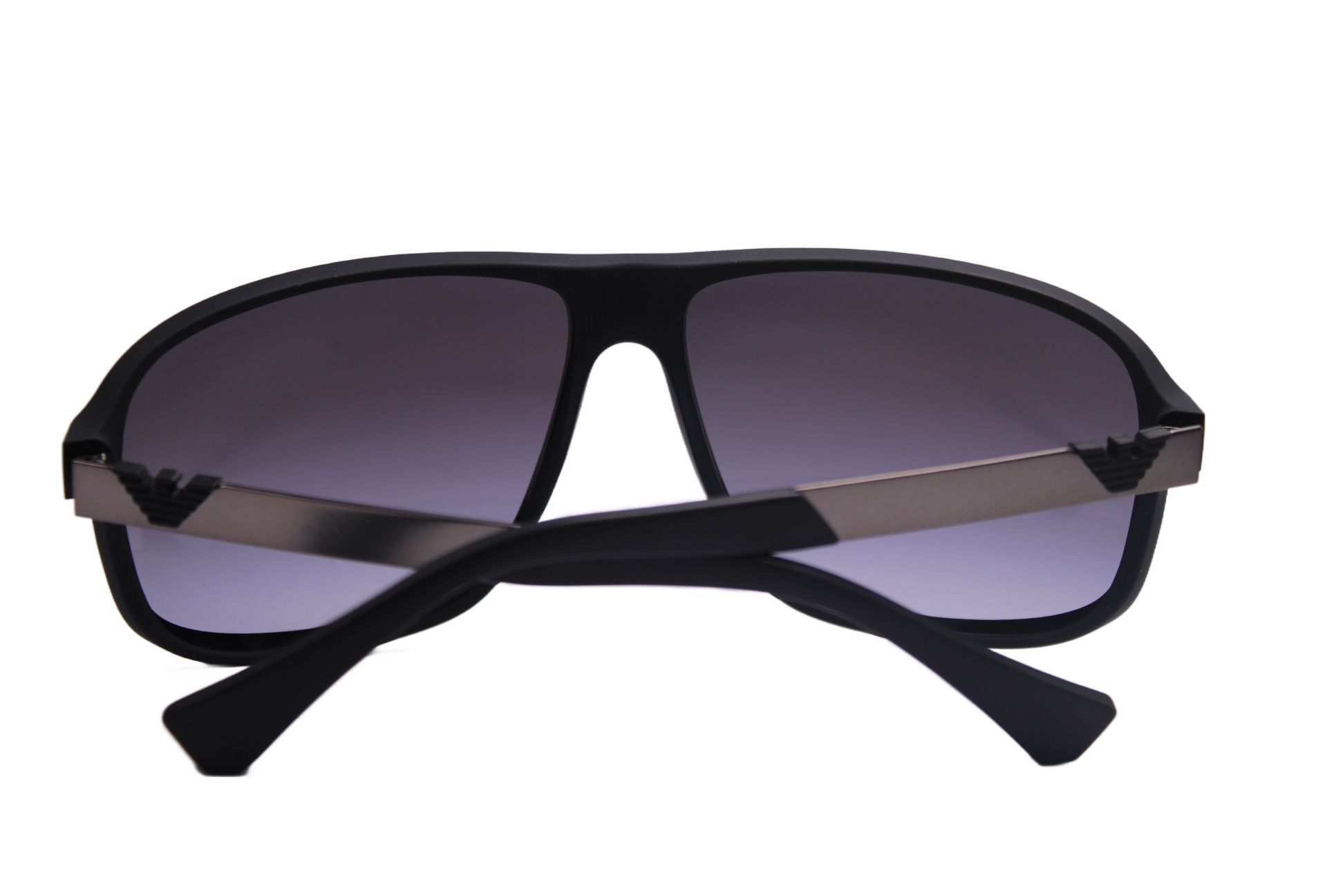 Sonnenbrille mit schwarzem Rahmen und grauen Gläsern. Bügel mit Logo. Rückansicht.