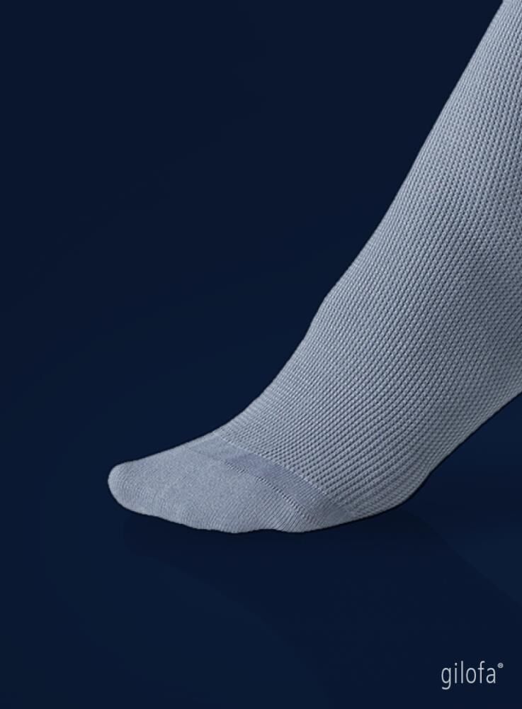 Nahaufnahme eines grauen Kompressionsstrumpfes. Der Strumpf ist aus einem feinen, gewebten Material gefertigt. Der Fußbereich ist abgebildet.