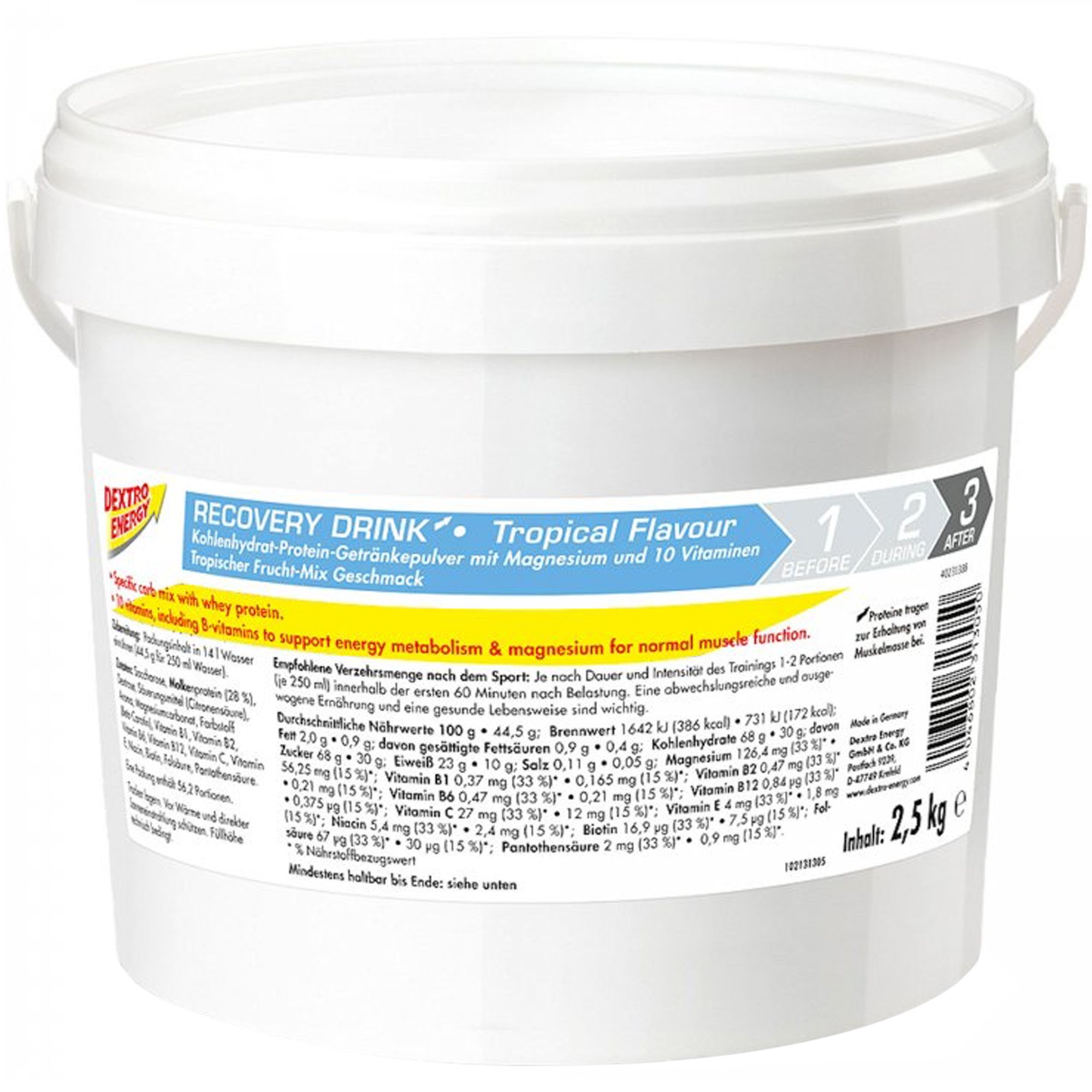 Weißer Eimer mit Aufschrift "RECOVERY DRINK Tropical Flavour". Enthält Kohlenhydrat-Protein-Getränkepulver mit Magnesium und 10 Vitaminen. 2,5 kg.