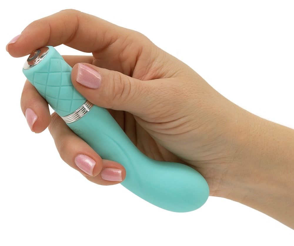 Türkisfarbener Vibrator in einer Hand gehalten. Der geriffelte Griff ist deutlich zu sehen.
