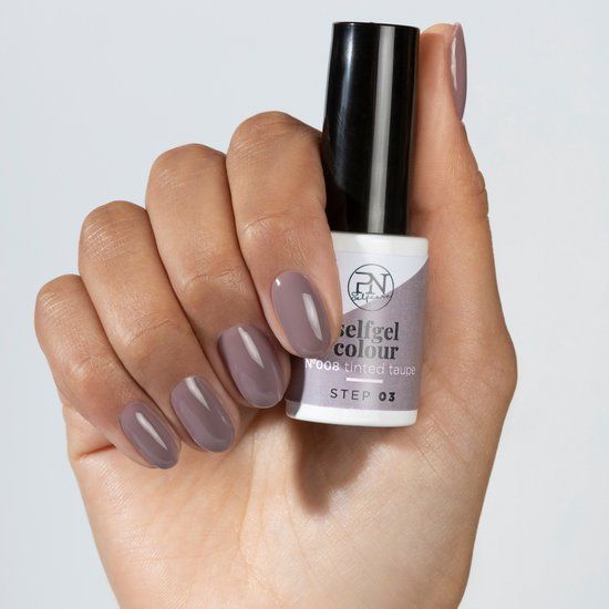 Hand mit lackierten Nägeln in Taupe. Nagellackflasche mit PN-Logo und Beschriftung: selfgel colour, N°08 tinted taupe.