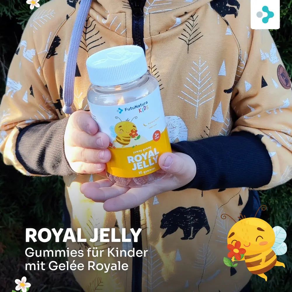 Kind hält Flasche mit Gummibärchen. Aufschrift: Royal Jelly, Gummies für Kinder mit Gelée Royale. Cartoon-Biene.