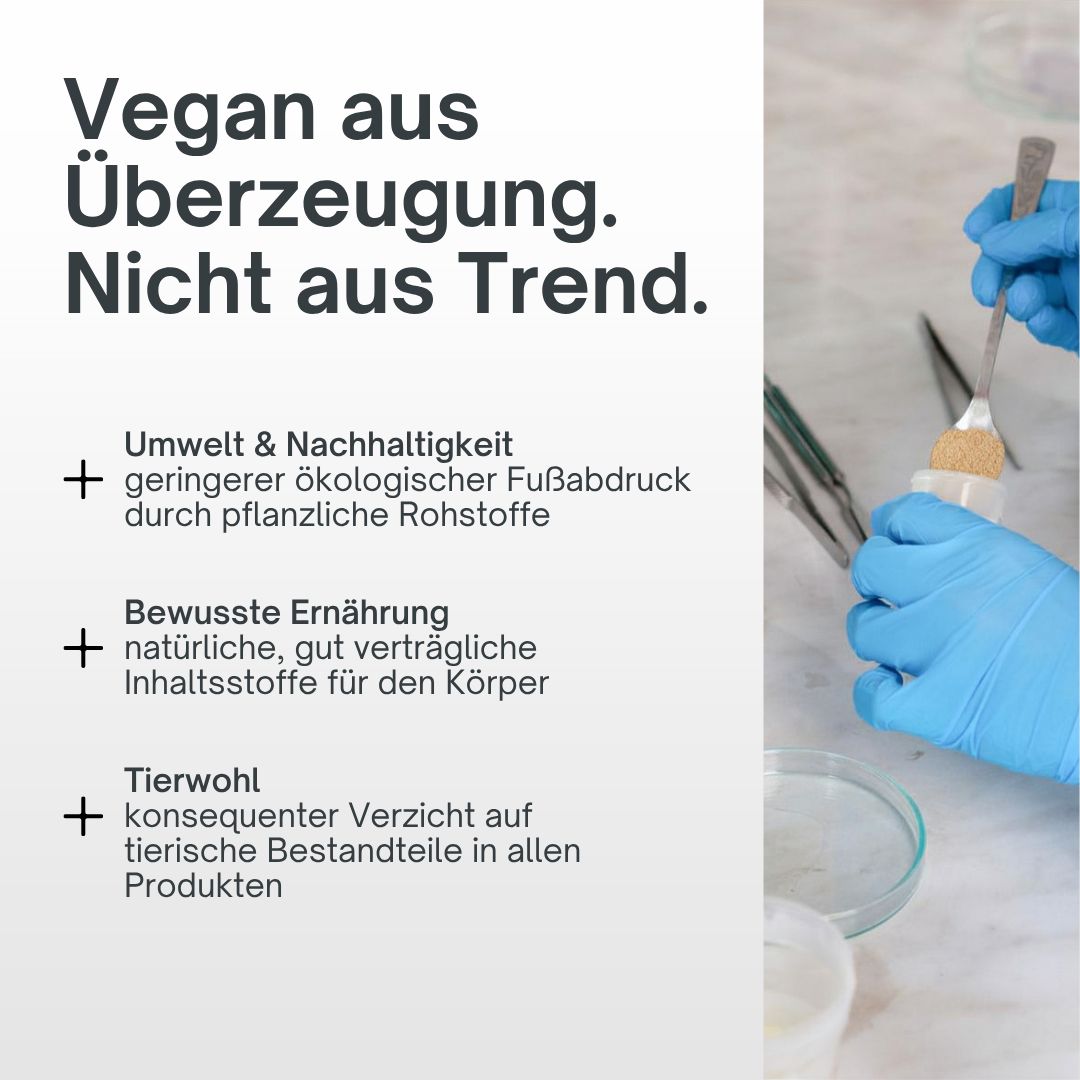 Hände in blauen Handschuhen handhaben Pulver. Text: 'Vegan aus Überzeugung. Nicht aus Trend.'