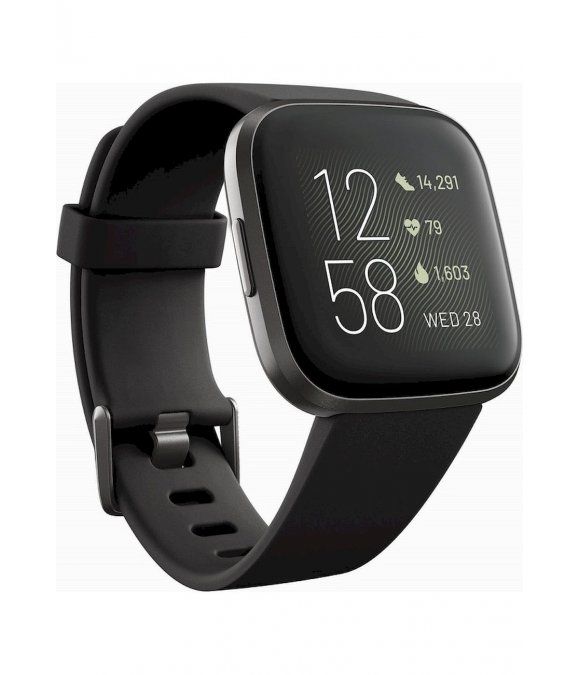 Schwarze Smartwatch mit digitalem Display. Zeigt Uhrzeit, Schritte, Herzfrequenz und Datum. Schwarzes Armband mit silberfarbener Schnalle.