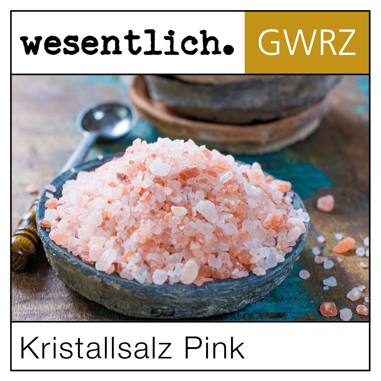 Schale mit rosa Kristallsalz. Beschriftung: wesentlich., GWZ-Siegel, Kristallsalz Pink.