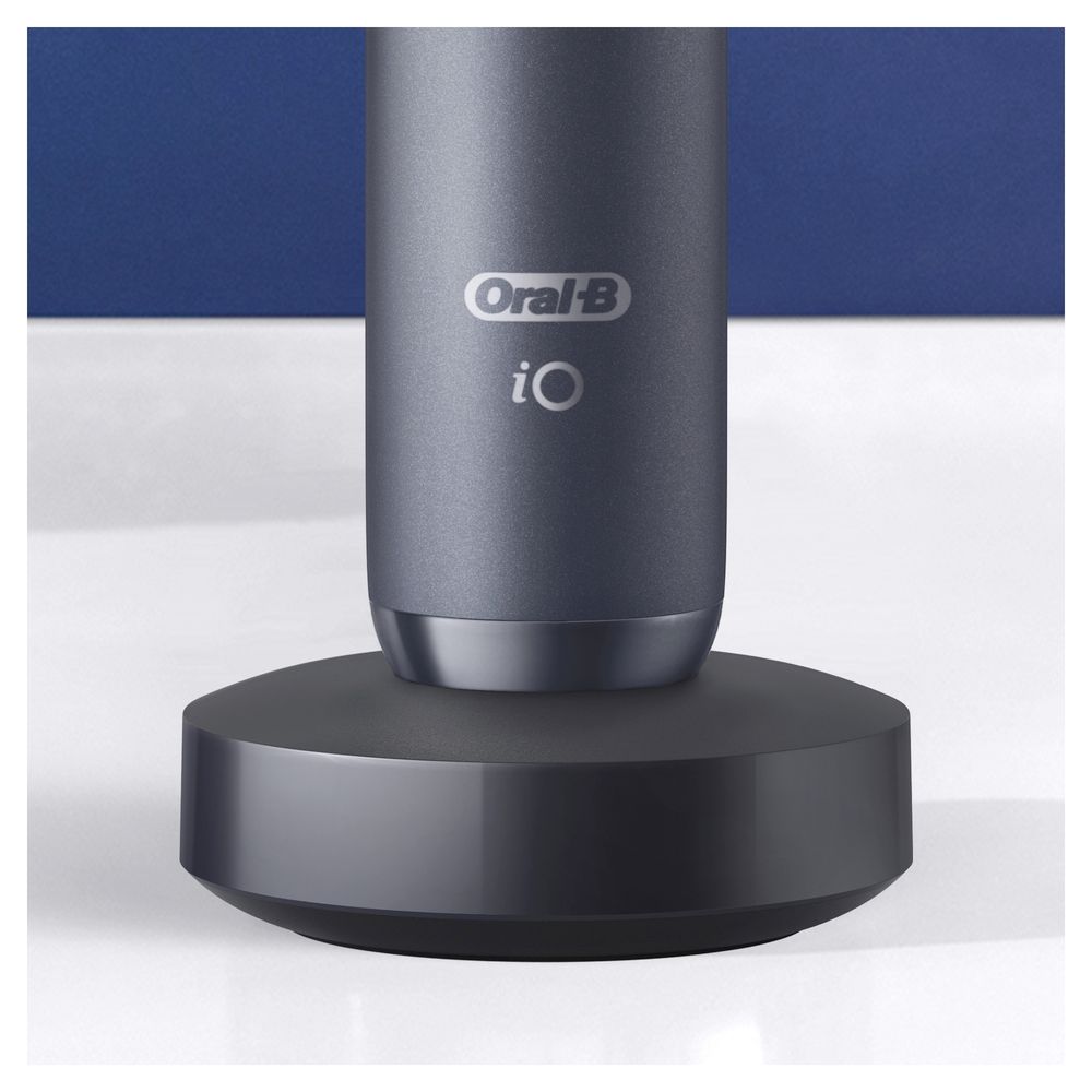 Oral-B - Elektrische Zahnbürste "iO Series 8 Black Onyx" + Reiseetui in Schwarz