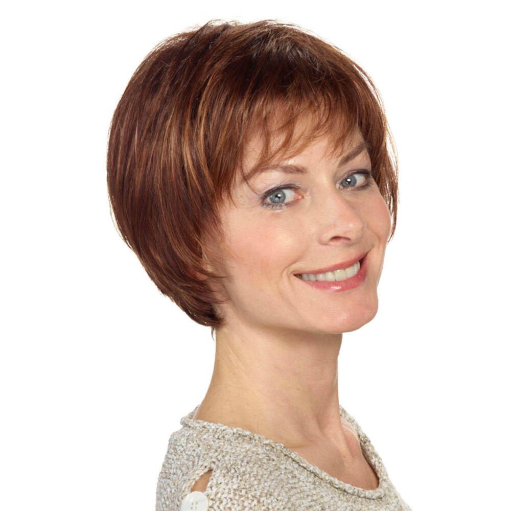 Kurzhaarperücke mit Pony, rotbraune Farbe. Frau mit Perücke, Blick zur Kamera.