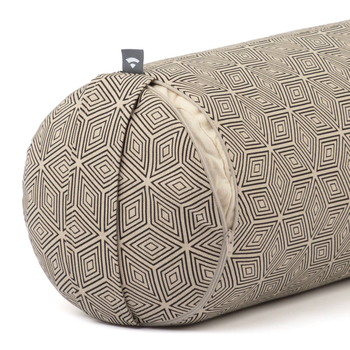 Rundes Yoga-Bolster mit geometrischem Muster. Reißverschluss an der Seite. Kleines Label mit Logo.