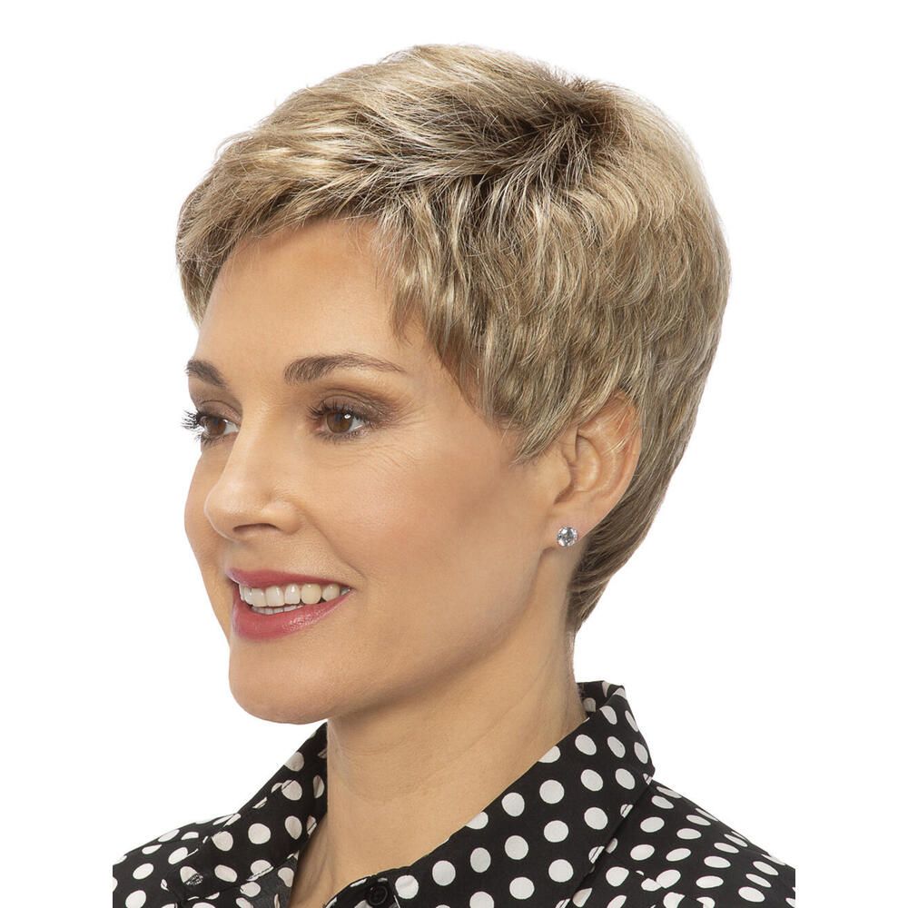 Kurzhaarperücke, blond, wellig. Frau mit gepunkteter Bluse. Seitenansicht.