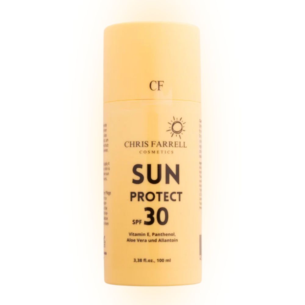 Zylindrische Sonnencreme-Flasche. Aufschrift: CHRIS FARRELL SUN PROTECT SPF30. Enthält Aloe Vera und Vitamin E. Gelbe Farbgebung.