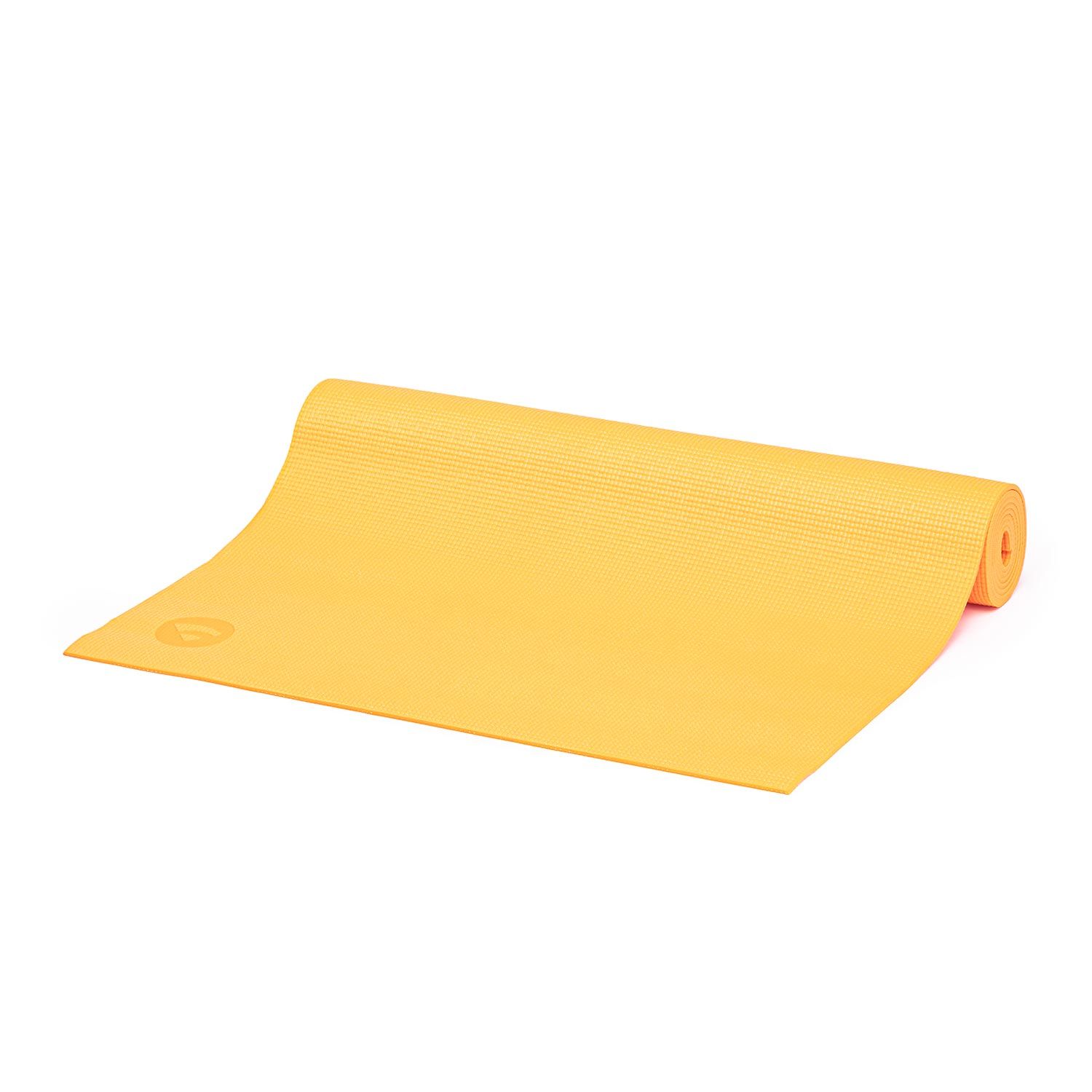 Gelbe Yogamatte, teilweise gerollt. Geriffelte Oberfläche. Logo sichtbar. Auf weißem Hintergrund.