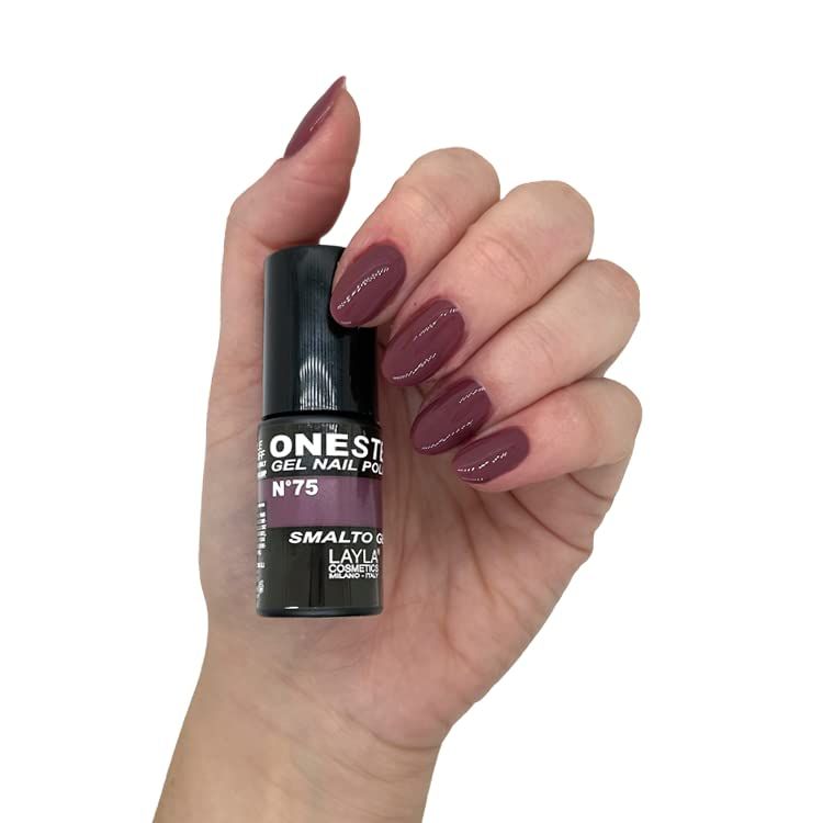 Hand mit lackierten Nägeln und Nagellackflasche. Nägel und Flasche in dunklem Rot. Aufschrift: ONESETP GEL NAIL POLISH N°75, SMALTO GEL.