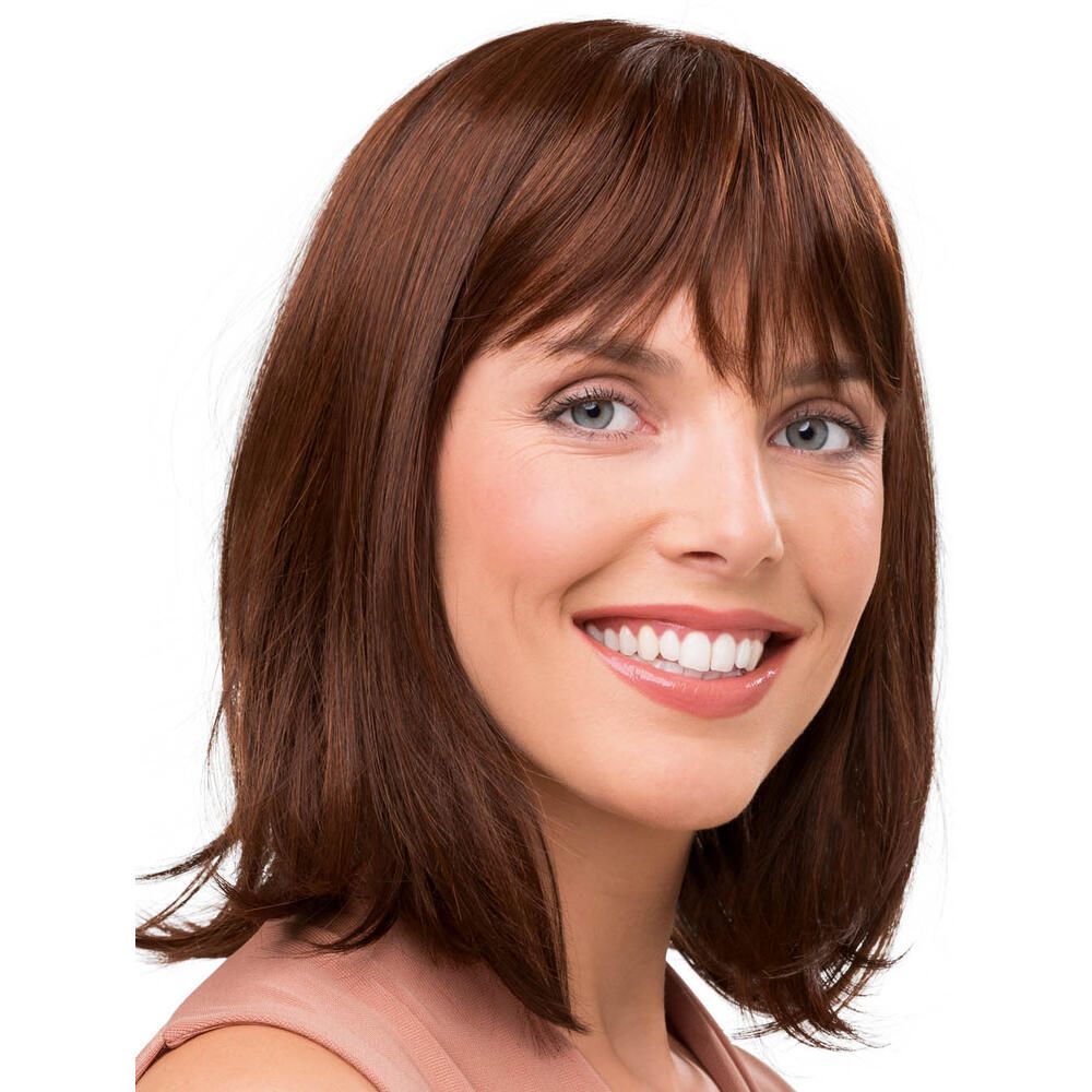 Frau mit braunem Haarteil mit Pony. Das Haar ist schulterlang und glatt. Die Frau lächelt in die Kamera.