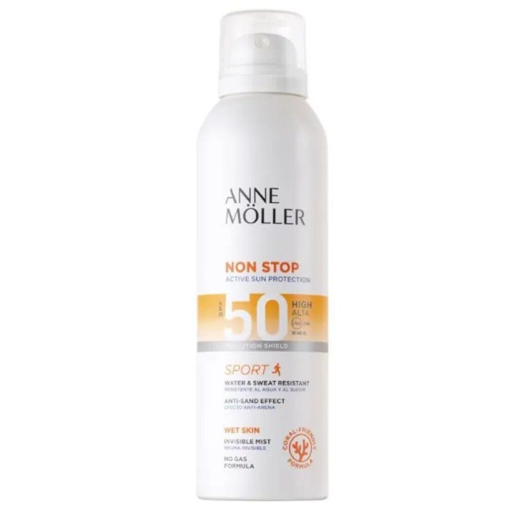 Weiße Sprühflasche von Anne Möller. Aufschrift: Non Stop, SPF 50, Sport. Wasser- und schweißbeständig. Anti-Sand-Effekt. Für nasse Haut.