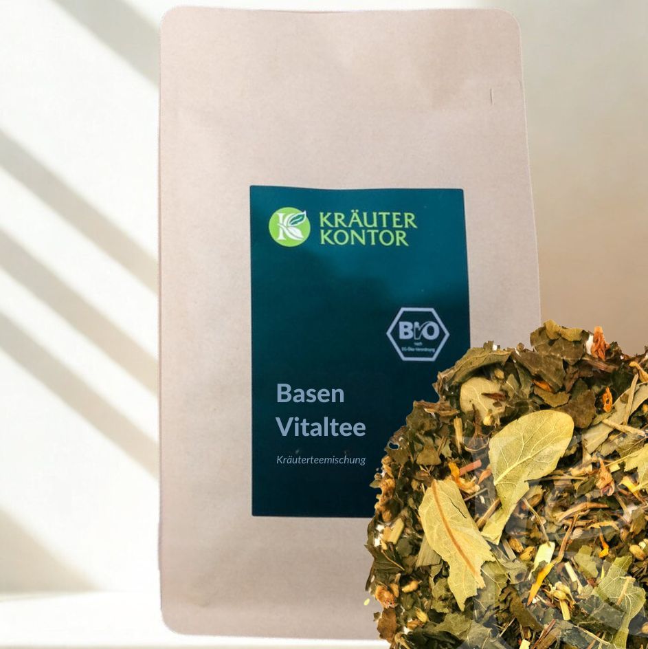 Beutel Kräuterkontor Basenvital-Tee mit Kräutermischung daneben. Grün-weißer Aufdruck mit Logo und Text. Bio-Siegel. Brauner Beutel.