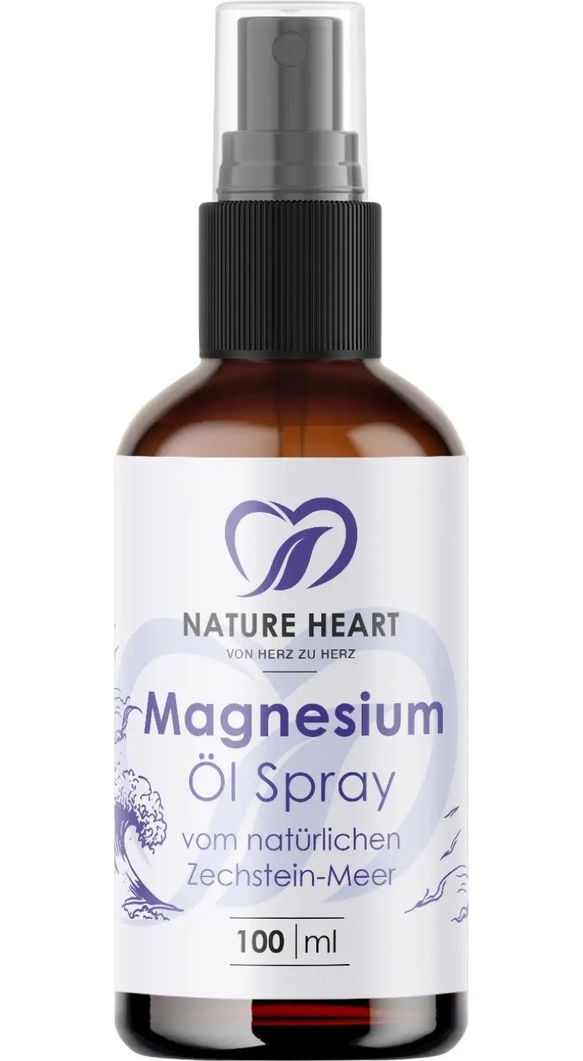 Braune Glasflasche mit Sprühkopf. Etikett mit Produktname und Logo. Text: Magnesium Öl Spray vom natürlichen Zechstein-Meer. 100 ml.