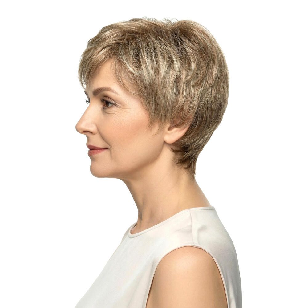 Kurzhaarperücke in Blondtönen. Profilansicht einer Frau mit der Perücke. Hellbeige Oberteil.