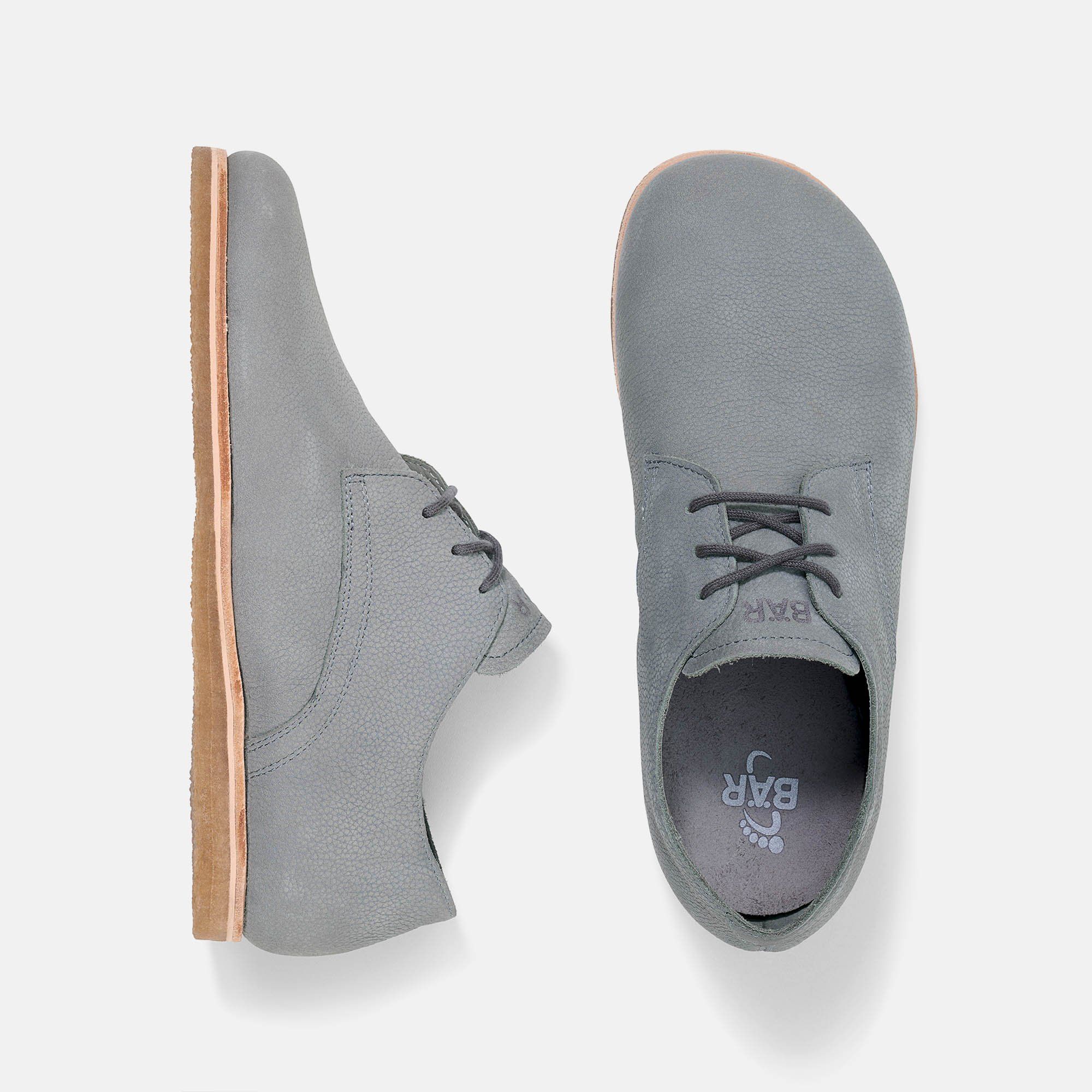 Zwei graue BÄR Clint Herren-Schnürschuhe. Breite Passform. Obermaterial mit Textur, helle Sohle. BÄR-Logo sichtbar.