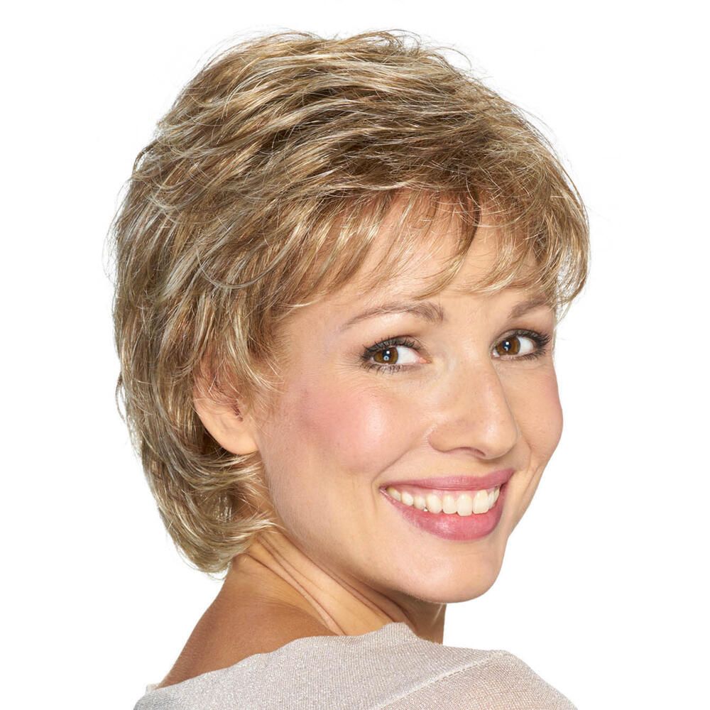 Kurzhaarperücke, blond, gewellt, mit Pony, von schräg vorne. Frau lächelt.