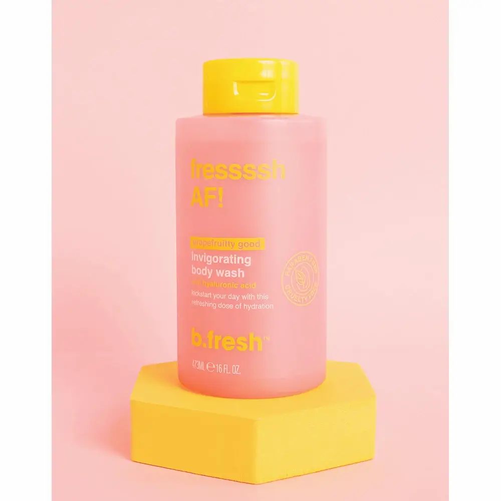 Rosa Flasche mit gelbem Deckel auf gelbem Sechseck. Aufschrift: fressssh AF!, invigorating body wash, b.fresh.