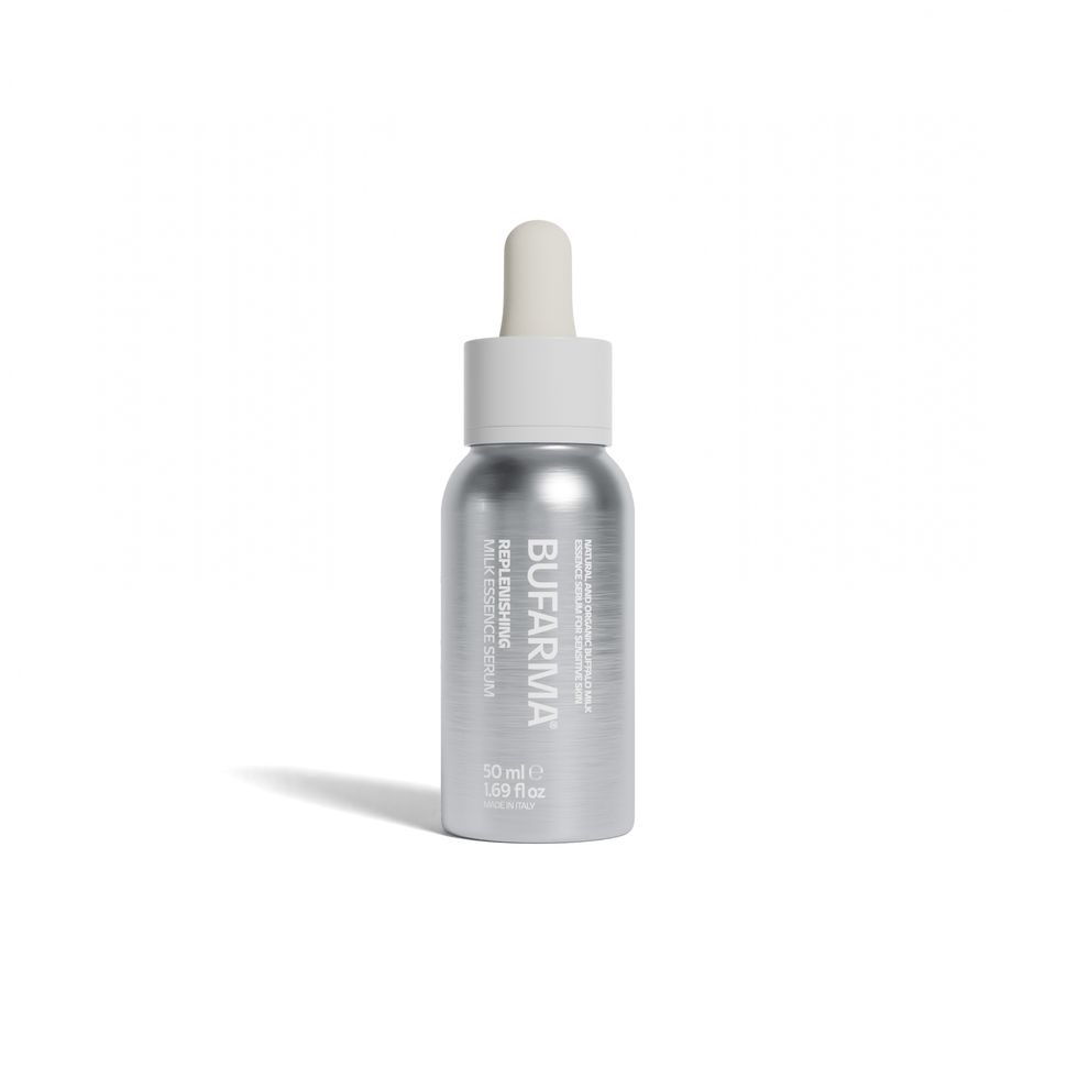 Una bottiglia grigia di Bufarma Siero Naturale e Biologico con un contagocce bianco. Sulla bottiglia c'è scritto "Replenishing Milk Essence Serum" e "50 ml / 1.69 fl oz".