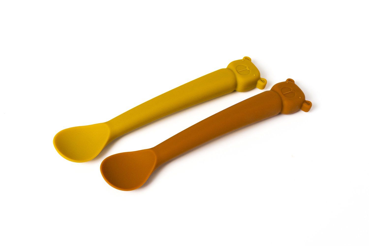 Zwei Löffel, gelb und braun, mit Bärenkopf-Design am Griffende. Aus Silikon.