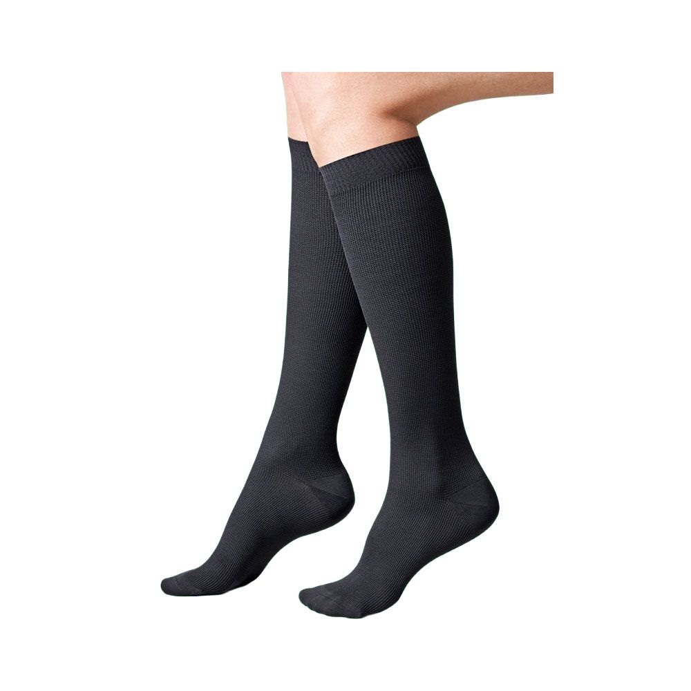 Schwarze Kniestrümpfe an einer Person. Die Strümpfe bedecken die Beine bis unterhalb der Knie.