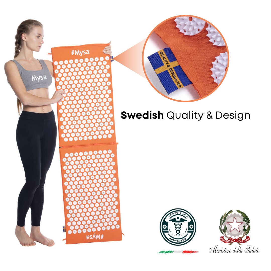 Orangenes Massagekissen mit weißen Noppen. Person hält es. Text: Swedish Quality & Design. Zertifizierungen.