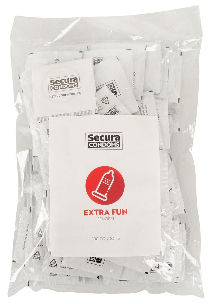Transparente Verpackung mit Kondomen. Aufdruck: Secura Condoms, Extra Fun, 100 Kondome. Roter Kreis mit Kondom-Symbol. Viele einzelne Kondomverpackungen.