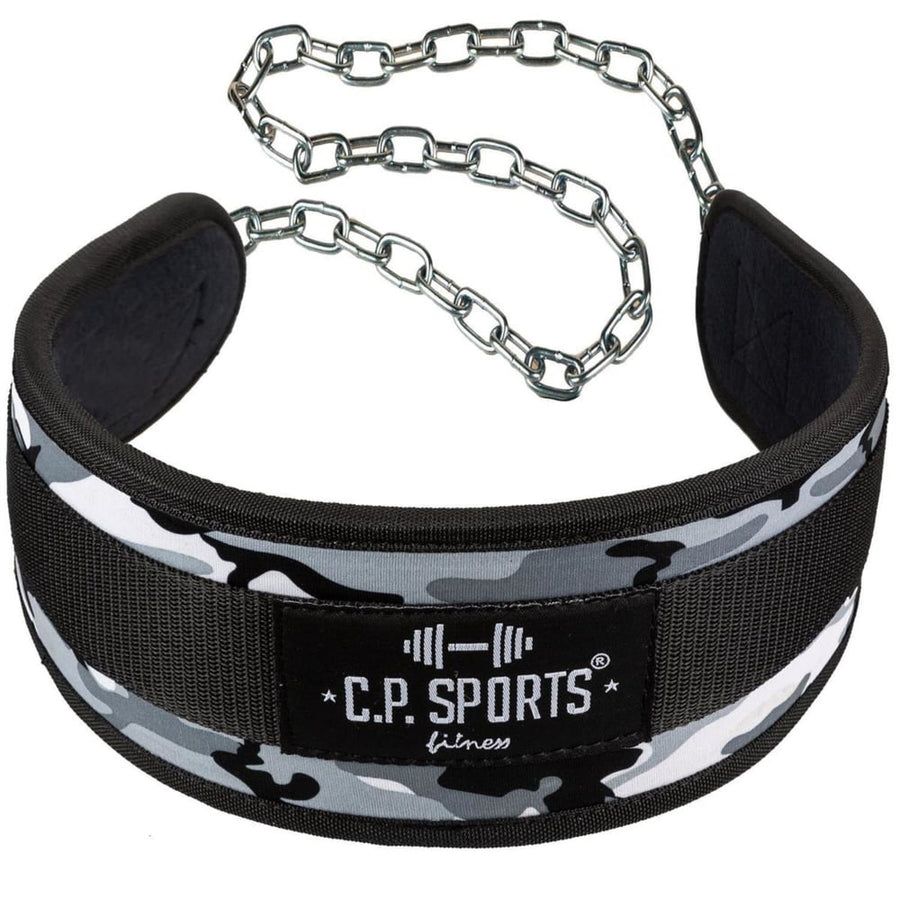 Schwarzer Dip-Gürtel mit Camouflage-Muster und Kette. Auf dem Gürtel ist das Logo von C.P. SPORTS zu sehen.