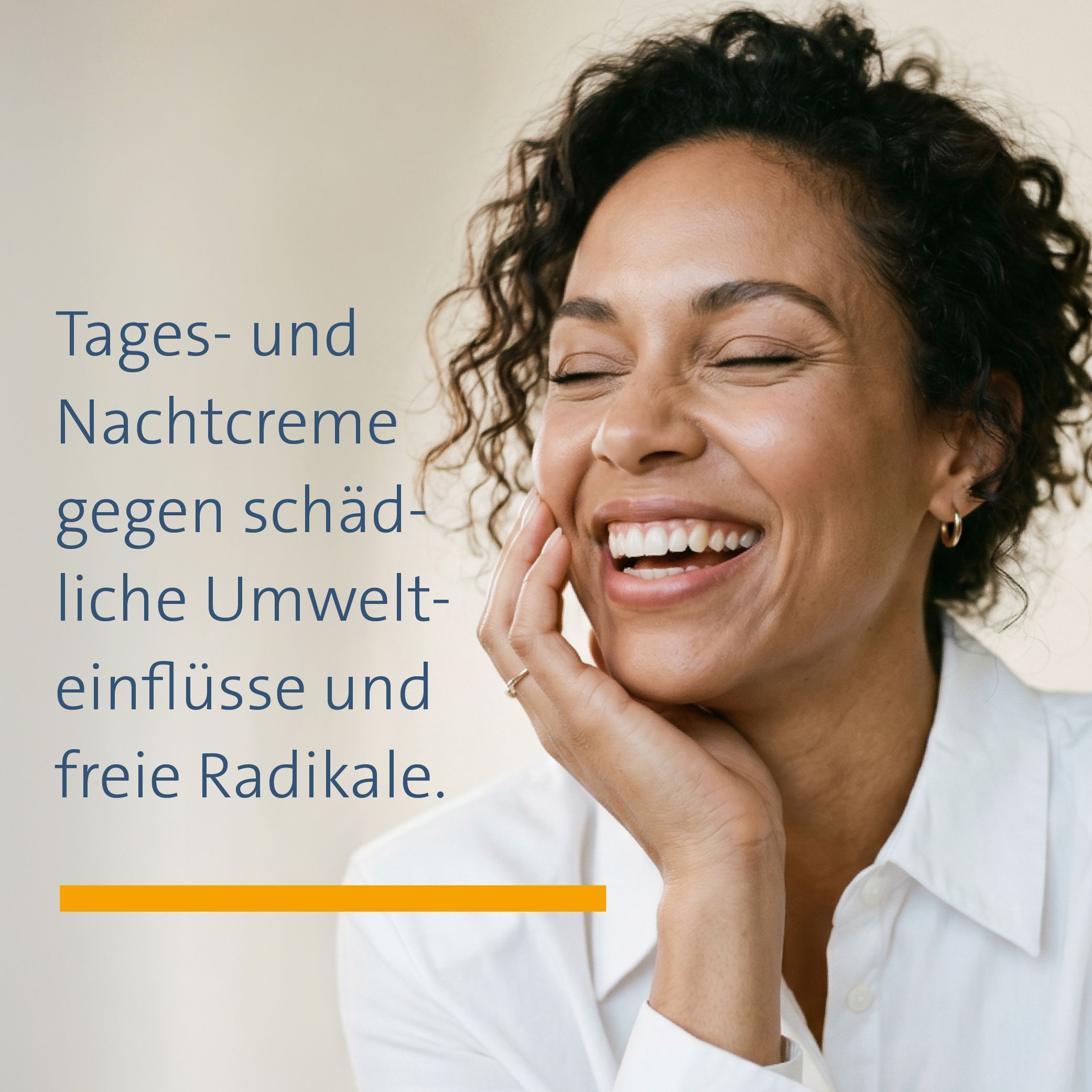 Lächelnde Frau mit geschlossenen Augen, die sich mit der Hand am Kinn berührt. Text: Tages- und Nachtcreme gegen schädliche Umwelteinflüsse und freie Radikale.