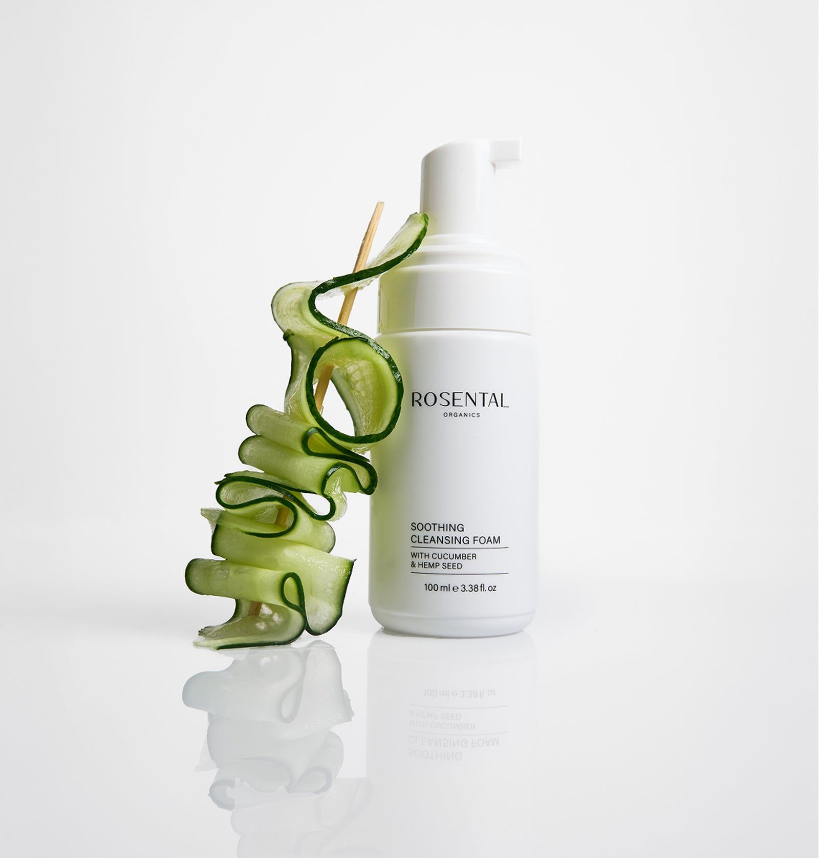 Weiße Flasche Rosental Organics Soothing Cleansing Foam. Gurken-Dekoration. Produktname und Text.