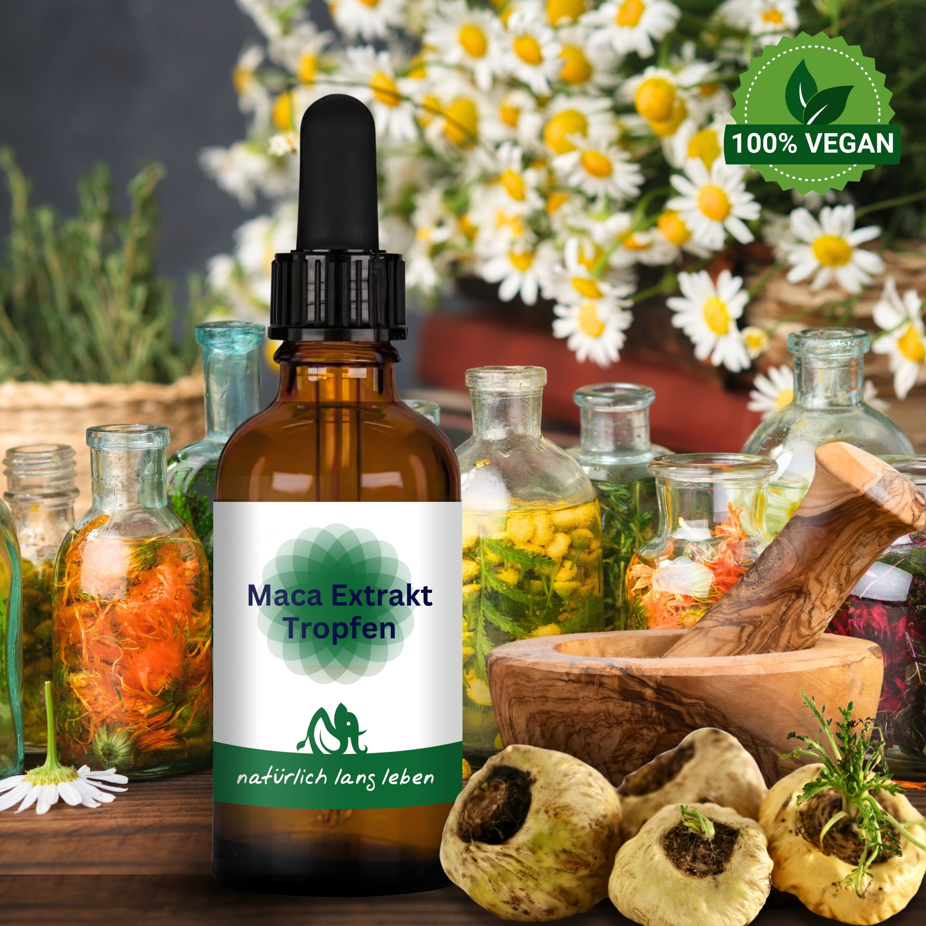 Braune Glasflasche mit Tropfer, umgeben von Kräutern und Blüten. Etikett mit Produktname und Logo. Vegan-Siegel.