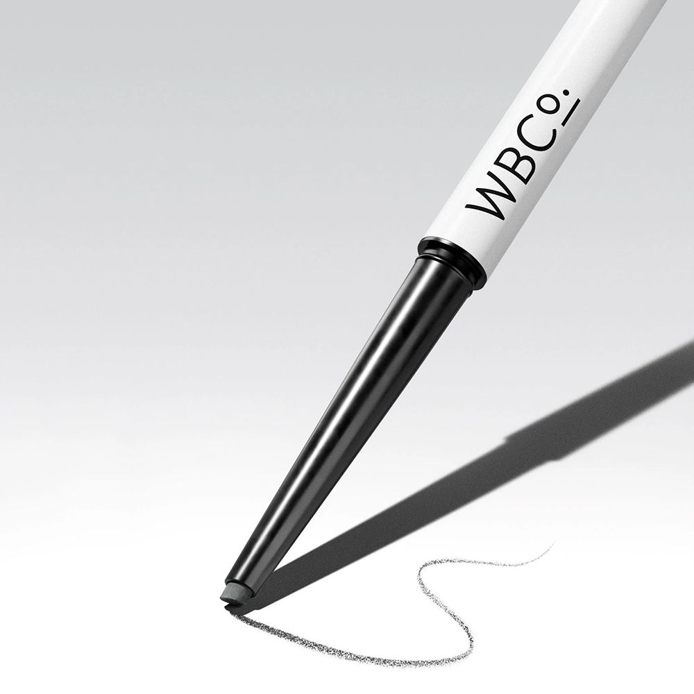Augenbrauenstift zeichnet Strich. Schwarzer Stift, weißer Schaft. Aufschrift: WBCo.