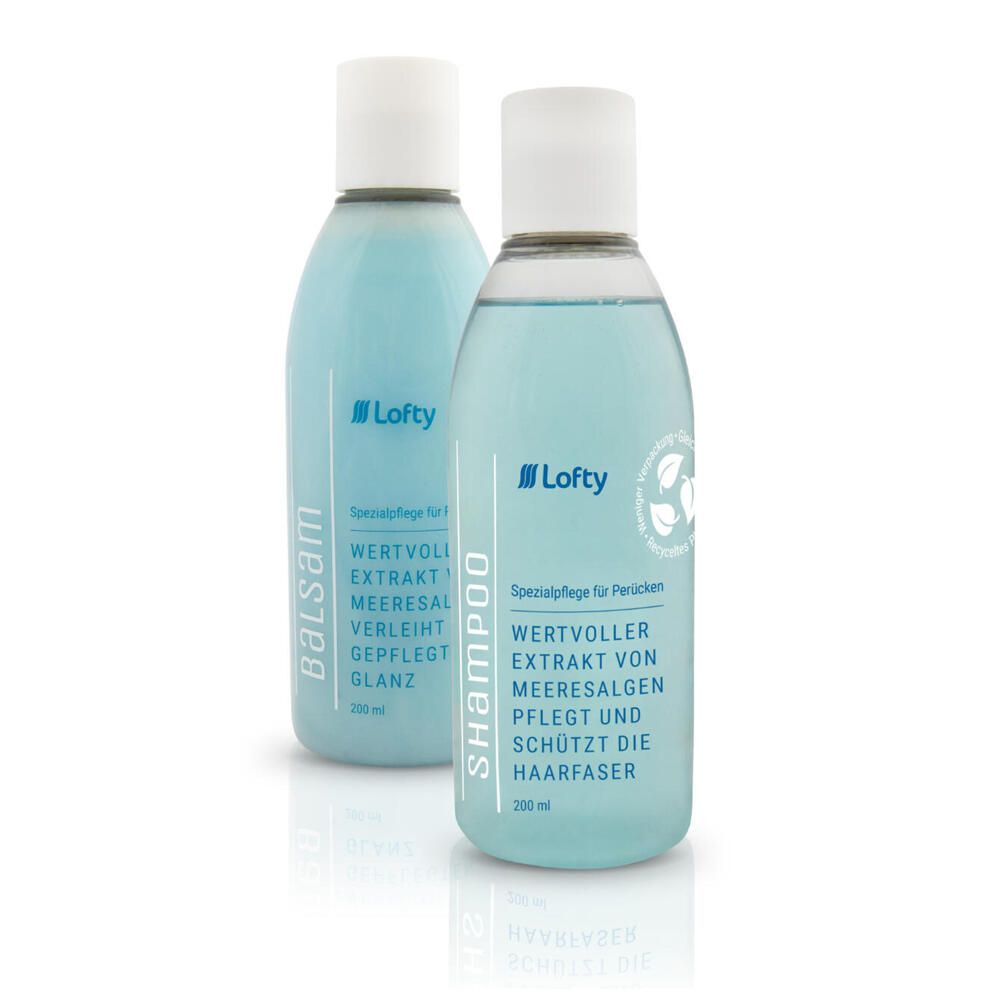 Zwei Flaschen Lofty Shampoo und Balsam. Hellblaue Flüssigkeit, weiße Deckel. Text: Wertvoller Extrakt, Spezialpflege für Perücken.