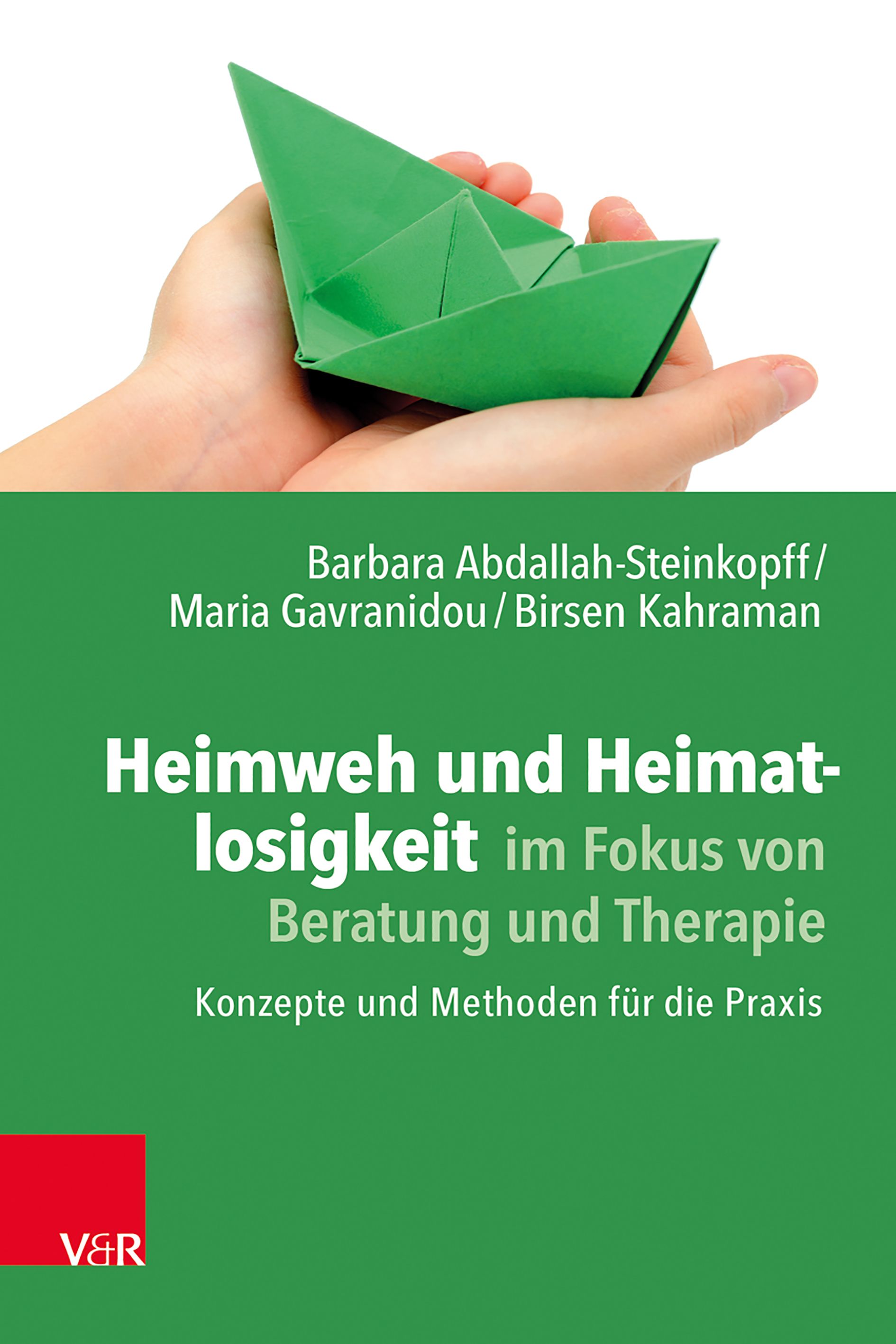 Buchcover: Titel 'Heimweh und Heimatlosigkeit'. Autoren: Abdallah-Steinkopff, Gavranidou, Kahraman. Grüne Papierboot in Händen.